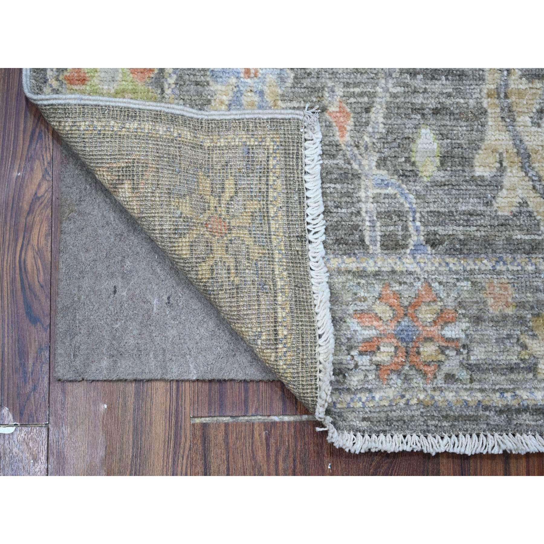 Il s'agit d'un véritable tapis d'Orient Angora Oushak, noué à la main, en pure laine. Il a été noué pendant des mois et des mois selon des techniques de tissage séculaires par des artisans experts.
Matières premières : Laine
Latex : Pas de poils