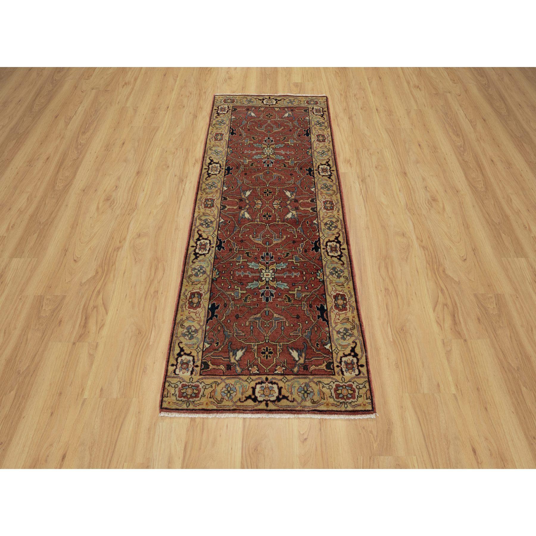 Rubor Red, Tappeto orientale in lana, annodato a mano, con tinture vegetali, ricreazione Heriz anticata con disegno all over, trama più fitta, runner, tappeto orientale
Materiali primari: Lana
Lattice: No Pile 
altezza: 0,25 pollici
Stile: