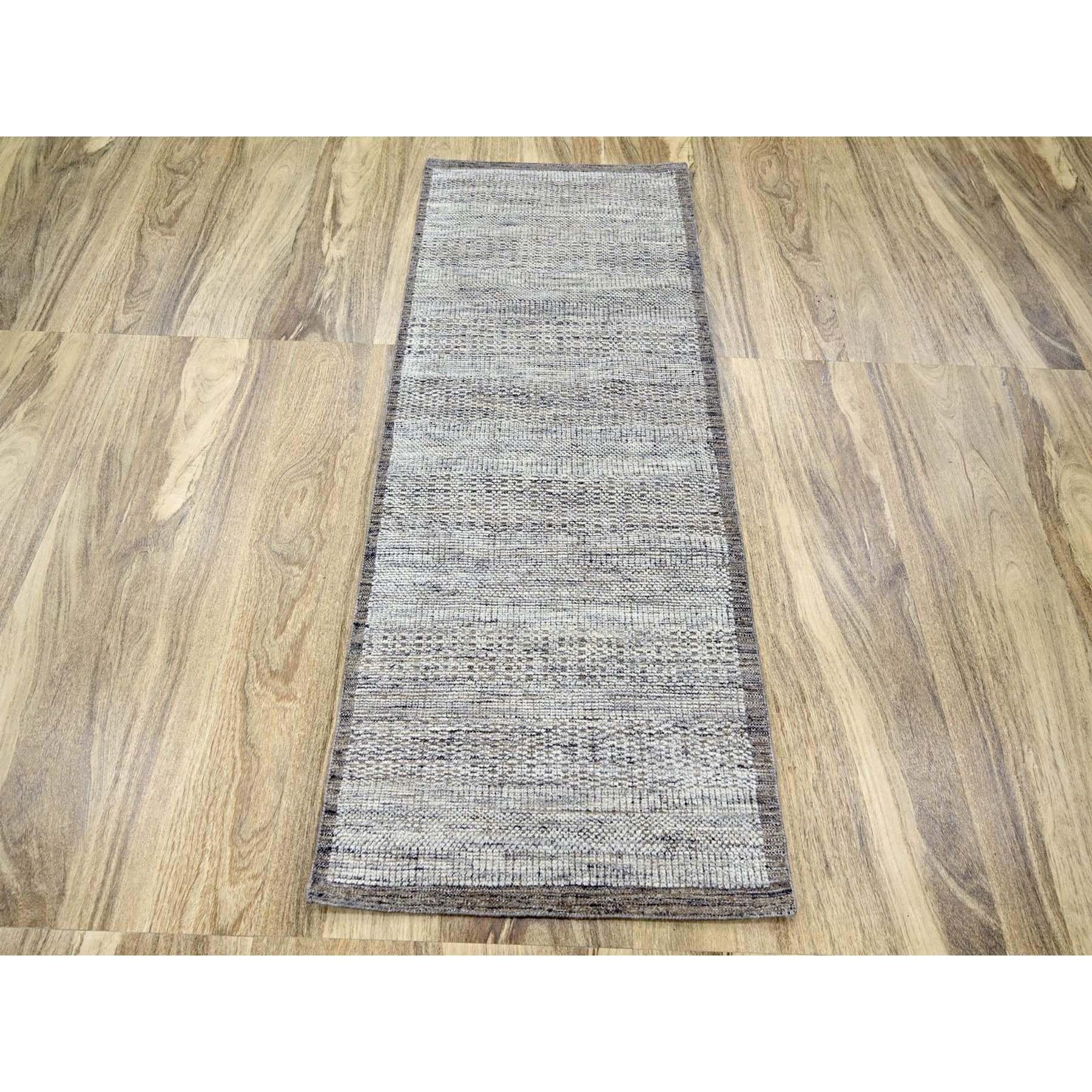 Biberbraun, Handgeknüpft, Reine Wolle, Oxidiertes und gestörtes Gras-Design mit freiliegenden Kettfäden, Breit, Läufer, Orientteppich
Primäre MATERIALIEN: Wolle
Latex: Kein Flor 
Höhe: 0,25 Zoll
Stil: AM Contemporary
Grundfarbe: Braun
Sekundäre