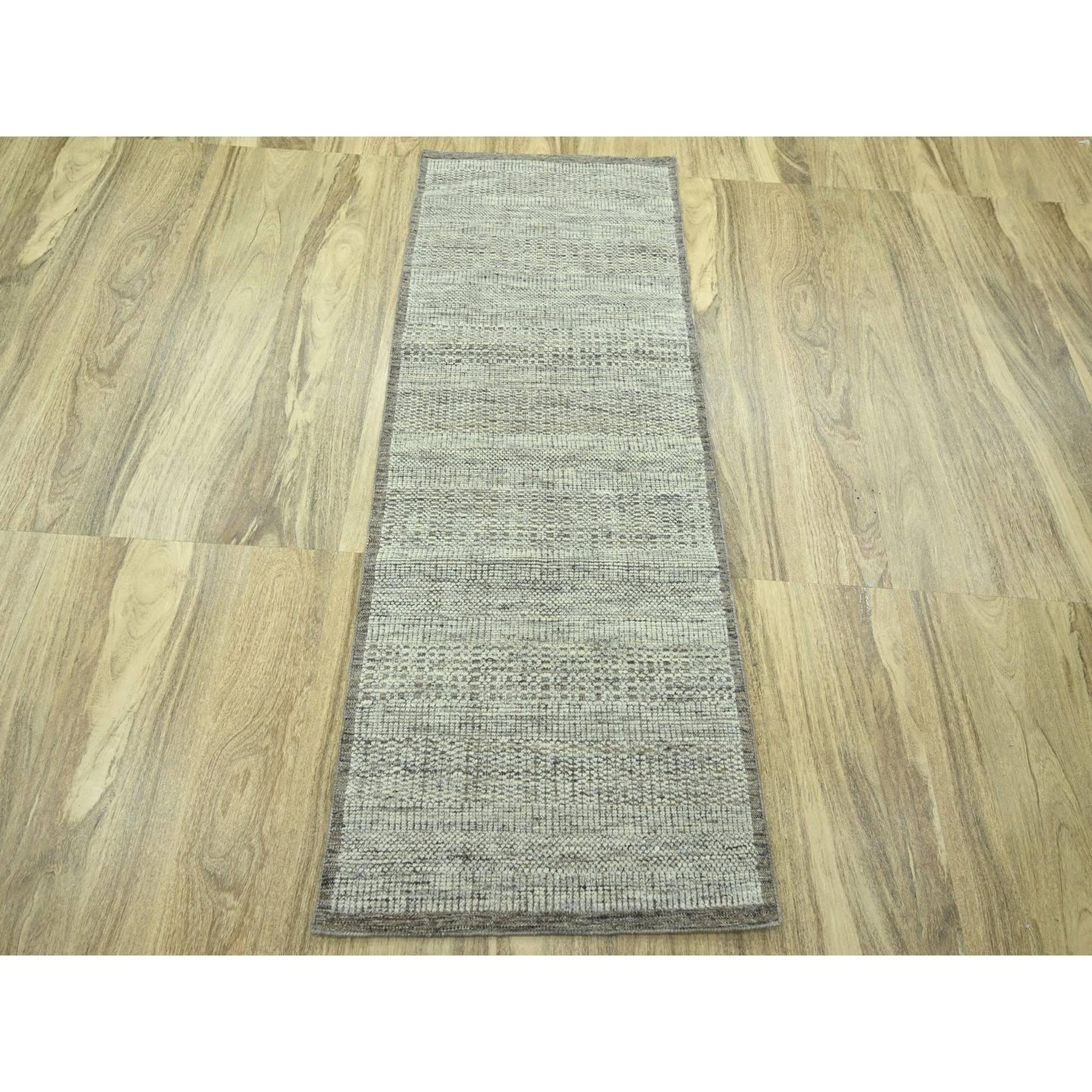 Biberbraun, Handgeknüpft, 100% Wolle, Oxidiertes und gestörtes Gras-Design mit freiliegenden Kettfäden, Breiter Läufer, Orientteppich
Primäre MATERIALIEN: Wolle
Latex: Kein Flor
 Höhe: 0,25 Zoll
Stil: AM Contemporary
Grundfarbe: Braun
Sekundäre