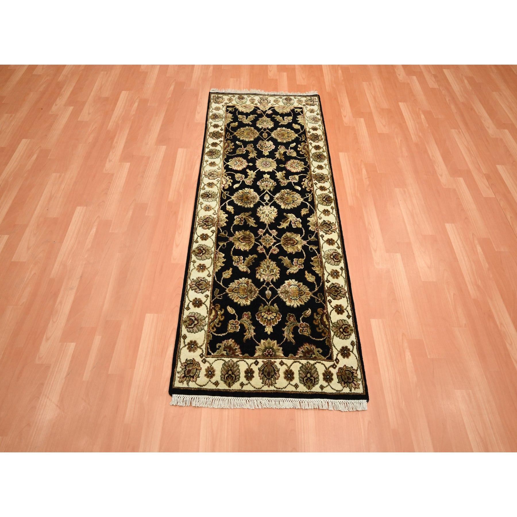 Noir caviar, Rajasthan avec motif de feuilles sur tout le pourtour, noué à la main, poils doux, laine et soie, épais et pelucheux, chemin de table, tapis d'Orient
Matériaux primaires : Laine et soie
Latex : Pas de poils 
hauteur : 0,25 pouces
Style