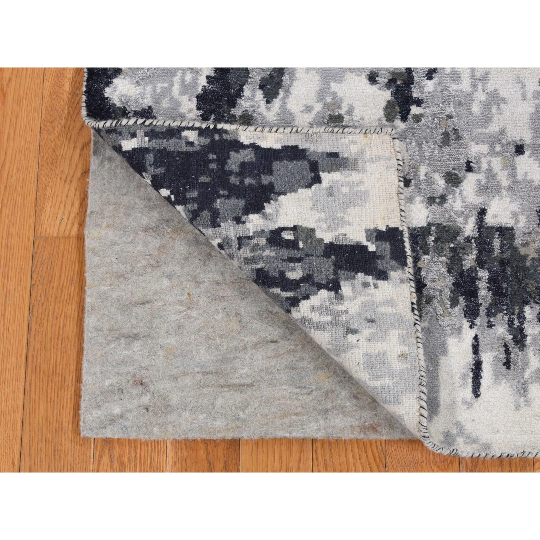 Olive Schwarz, Hochflor, Abstraktes Design, Wolle und Seide, Handgeknüpft, Läufer Orientteppich
Primäre MATERIALIEN: Wolle & Seide
Latex: Kein Flor 
Höhe: 0,25 Zoll
Stil: Transitional
Grundfarbe: Schwarz
Sekundärfarben: Elfenbein, Grau,