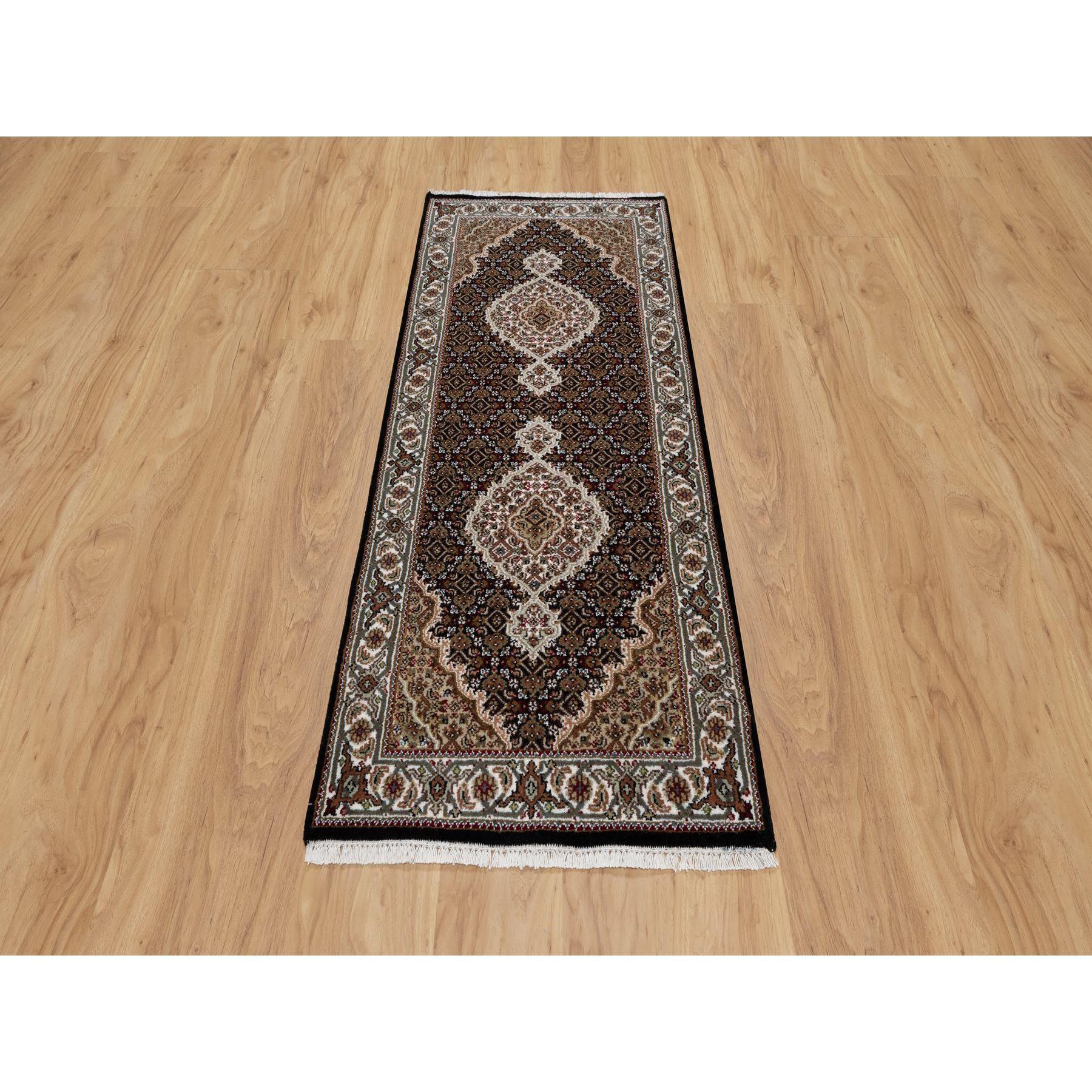 Reiches Schwarz, Handgeknüpft, Tabriz Mahi mit Fischmedaillon Design, 175 KPSI, Reine Wolle, Läufer, Orientteppich
Primäre MATERIALIEN: Wolle
Latex: Kein Flor 
Höhe: 0,25 Zoll
Stil: Traditionell
Grundfarbe: Schwarz
Sekundäre Farben: Grün, Braun,