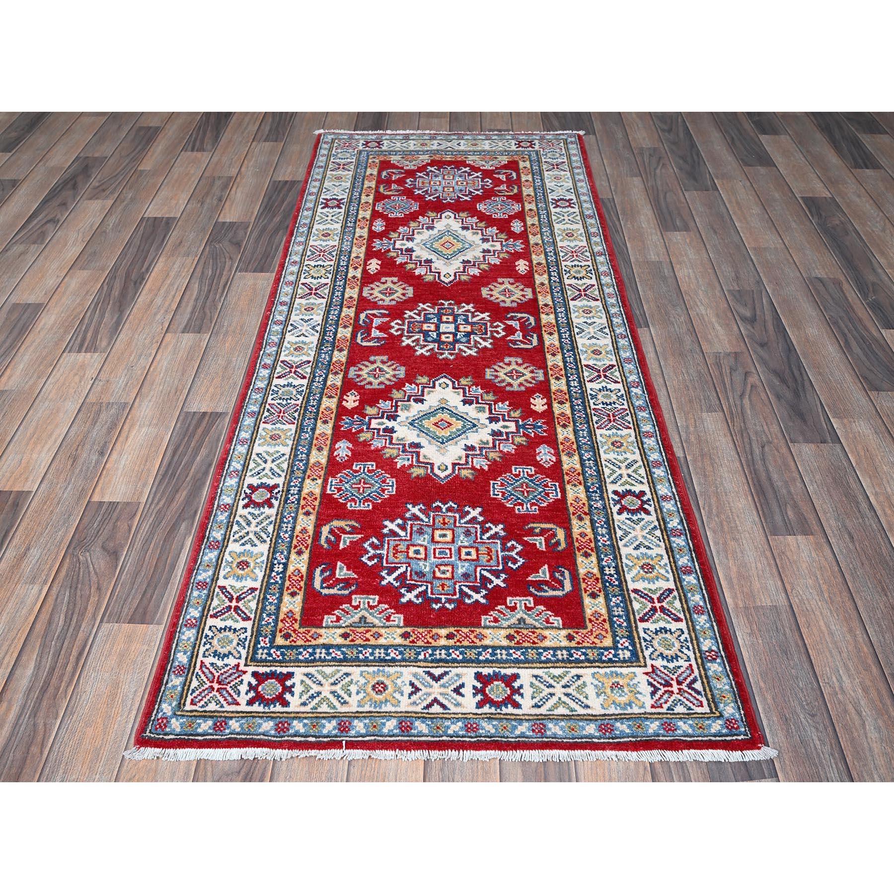 Rouge chili, Kazak avec design géométrique en médaillons, laine douce et brillante, nouée à la main, teintures végétales, tissage plus dense, chemin de fer, tapis d'Orient
Matières premières : Laine
Latex : Pas de poils 
hauteur : 0,25 pouces
Style