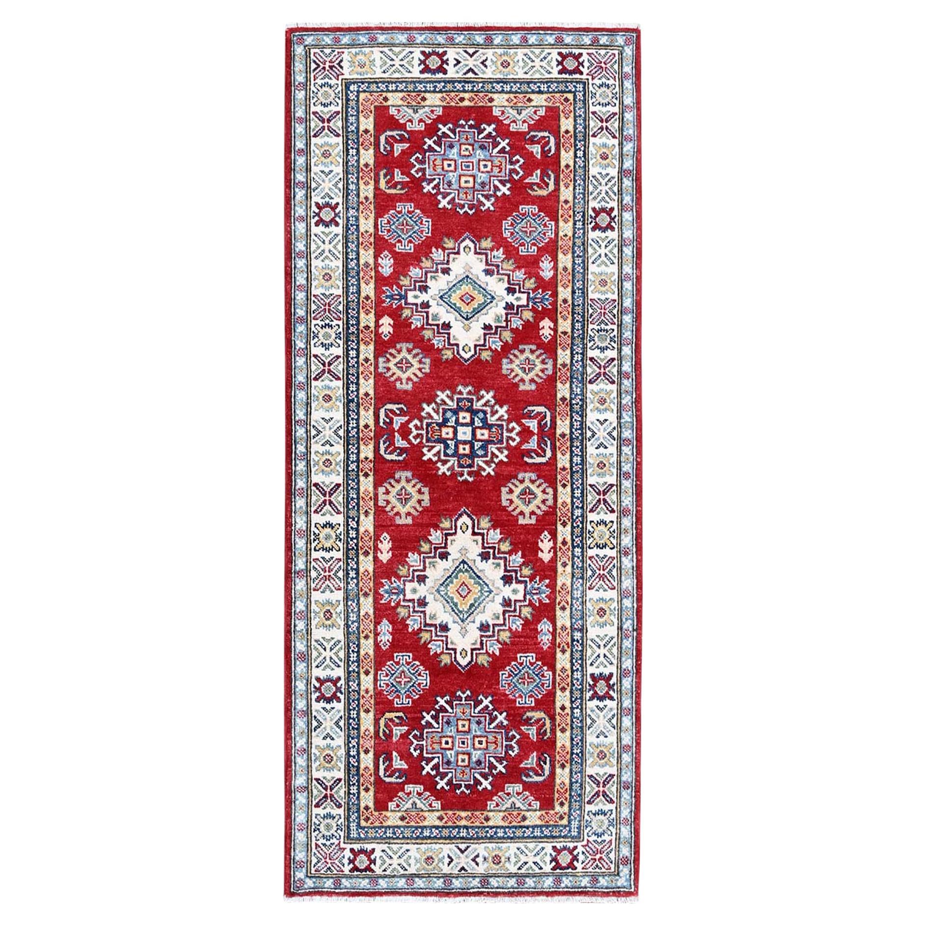 2'7 "x6'5" Tapis de course en laine douce nouée à la main Kazak rouge avec design géométrique