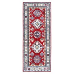 2'7 "x6'5" Tapis de course en laine douce nouée à la main Kazak rouge avec design géométrique