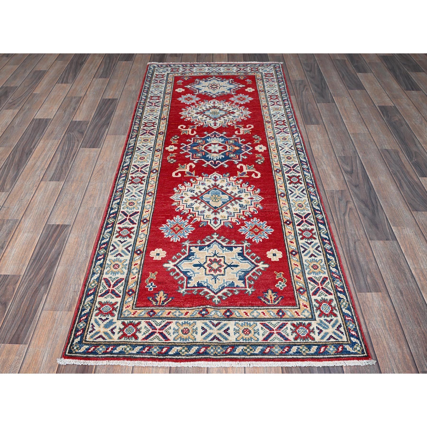 Rouge écarlate, Kazak avec motifs géométriques en médaillons, laine douce et brillante, nouée à la main, teintures végétales, tissage plus dense, chemin de table, tapis d'Orient
Matières premières : Laine
Latex : Pas de poils 
hauteur : 0,25