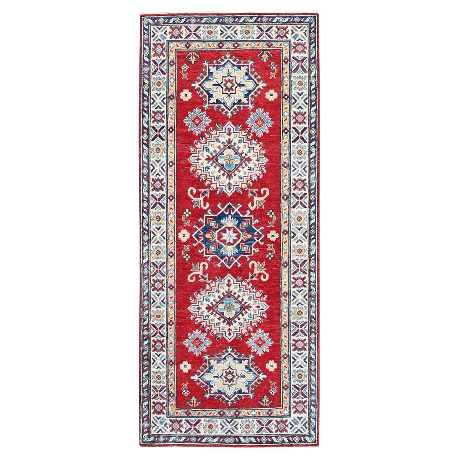 2'7 "x6'5" Tapis de course en laine douce nouée à la main Kazak rouge avec design de médaillons