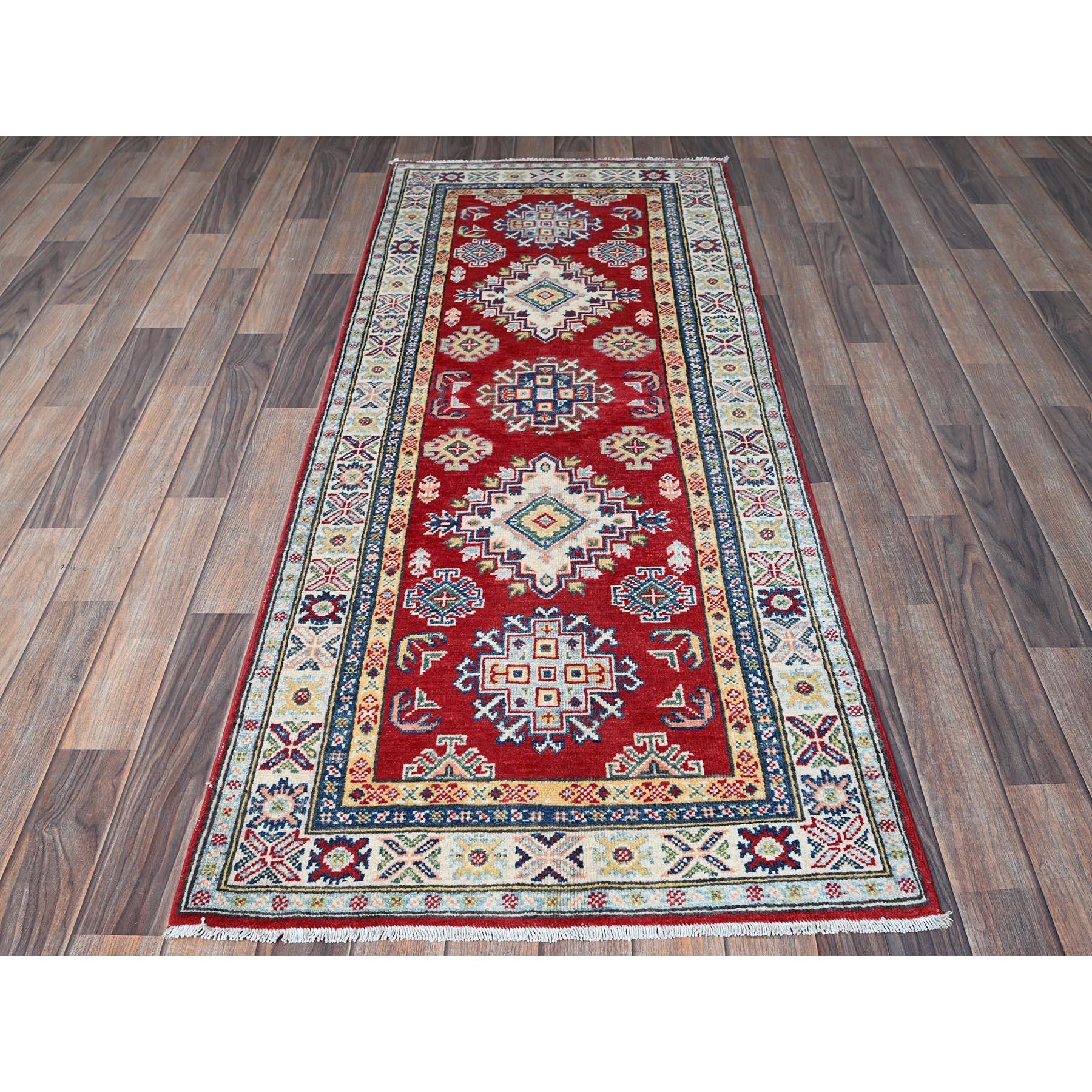 Rosso bacca, Kazak con disegno di medaglioni geometrici, Lana morbida e lucente, Annodato a mano, Tinture vegetali, Trama più fitta, Runner, Tappeto orientale
Materiali primari: Lana 
Lattice: No Pile 
altezza: 0,25 pollici
Stile:
