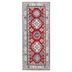 2'7 "x6'7" Tapis de course en laine douce nouée à la main Kazak rouge avec design de médaillons