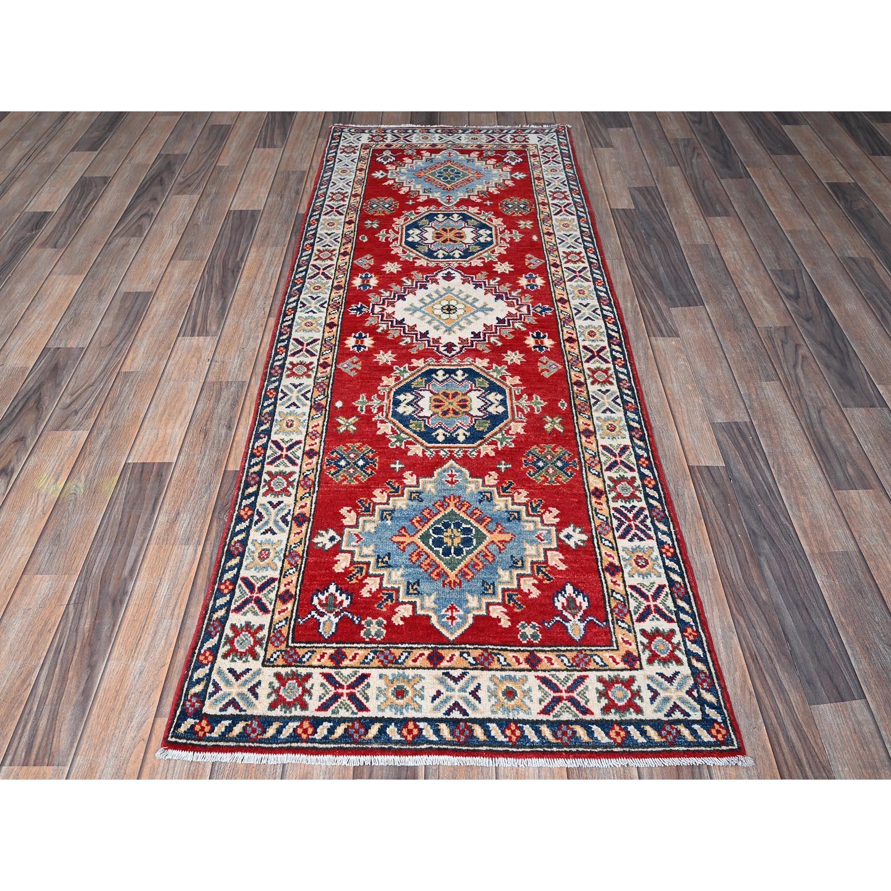 Ajax Red, Kazak avec motifs géométriques en médaillons, laine douce et brillante, nouée à la main, teintures végétales, tissage plus dense, tapis de course, tapis d'Orient
Matières premières : Laine
Latex : Pas de poils 
hauteur : 0,25 pouces
Style