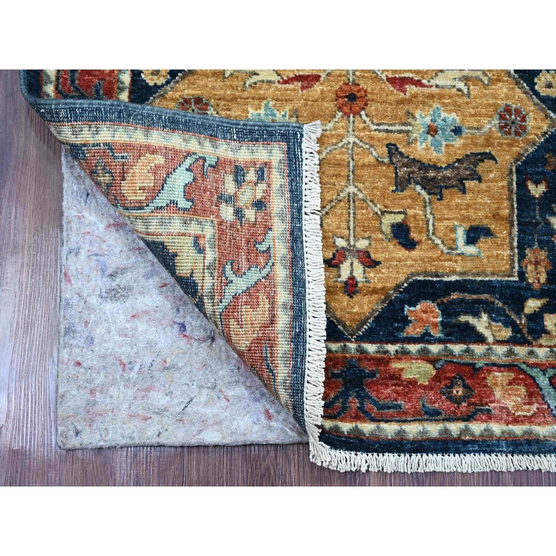 Yale Blue, Aryana Collection, Peshawar afgano con disegno Akstafa caucasico, annodato a mano, lana di alta montagna, runner, tappeto orientale
Materiali primari: Lana
Lattice: No Pile 
altezza: 0,25 pollici
Stile: Di transizione
Colore primario: