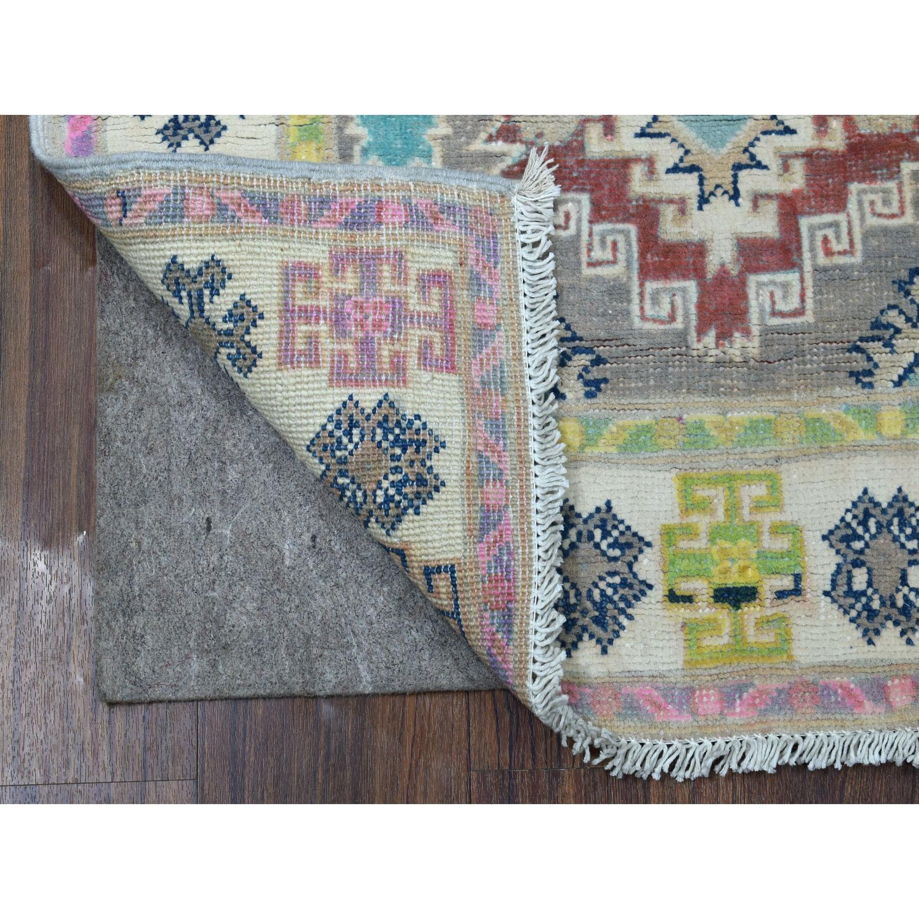 Il s'agit d'un véritable tapis d'Orient, unique en son genre, de couleur grise fusion Kazak Tribal Design, en laine organique nouée à la main. Il a été tissé pendant des mois et des mois selon les techniques séculaires de l'artisanat persan par des