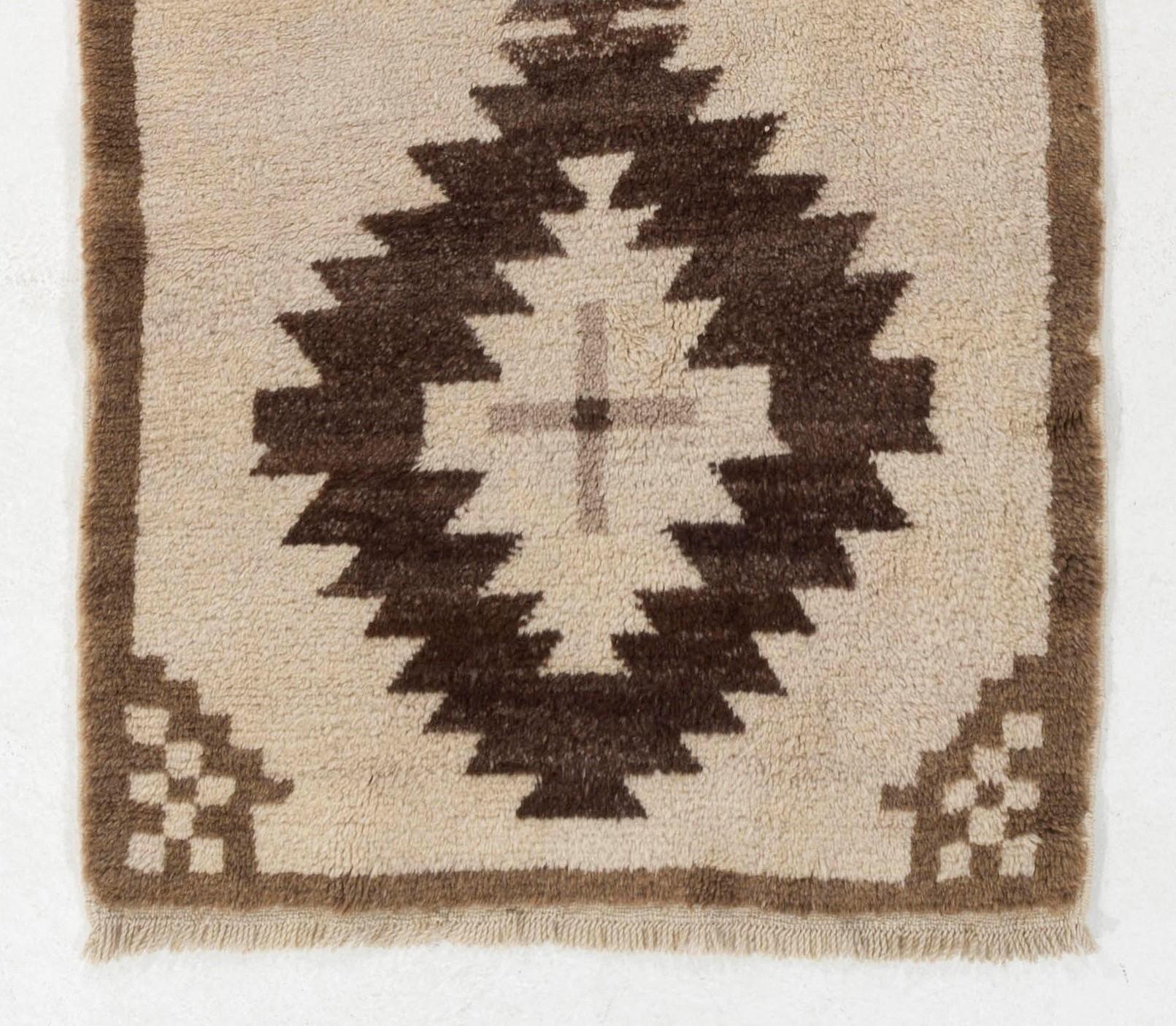 2.7x7.3 ft Vintage Tulu Runner Rug. 100% Natural Wool. Custom Options Available In Good Condition In Philadelphia, PA