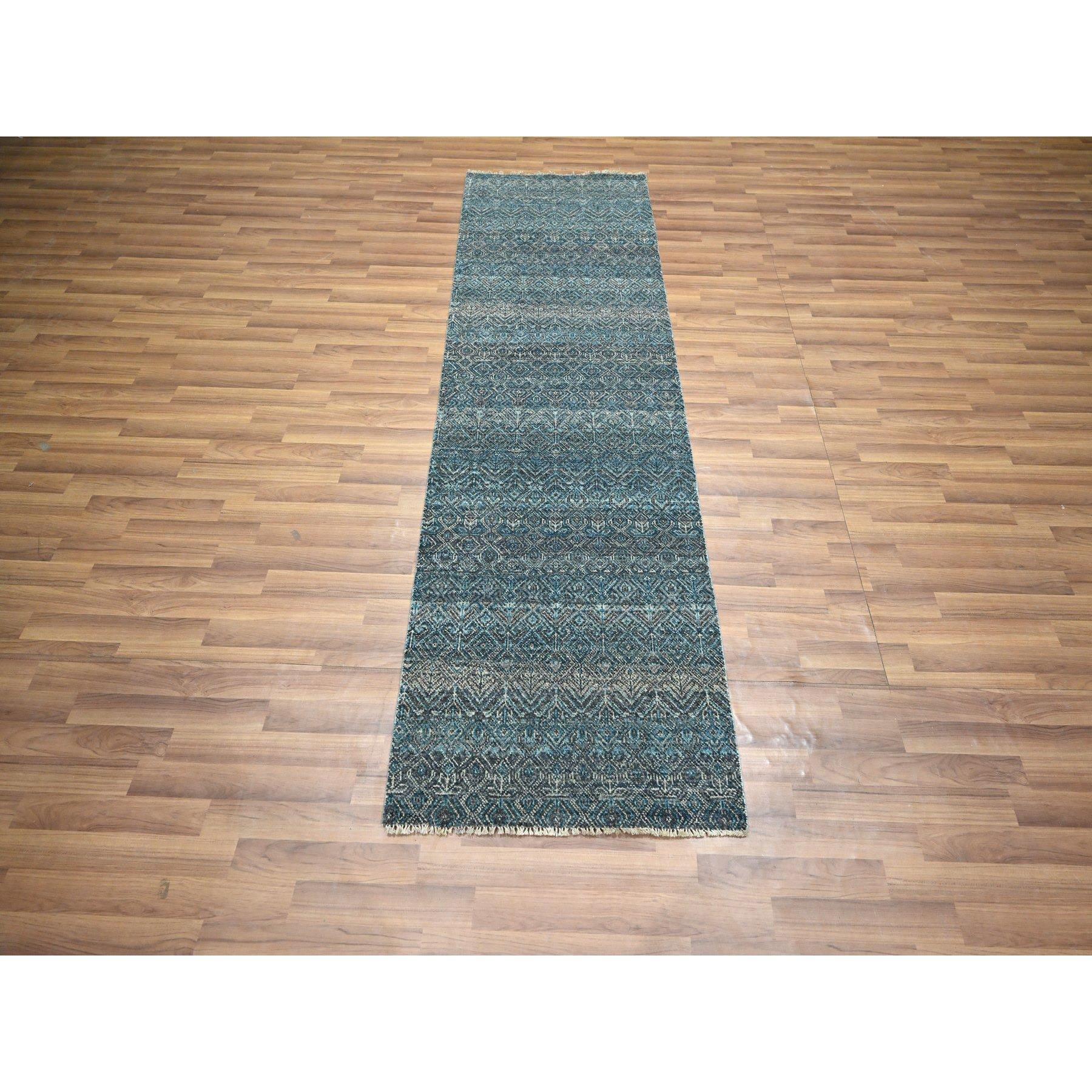 Pazifikblau, Kohinoor Herat mit kleinem geometrischem, sich wiederholendem Rautenmuster, weiche Wolle, Ton in Ton, handgeknüpft, Läufer, Orientteppich
Primäre MATERIALIEN: Wolle
Latex: Kein Flor 
Höhe: 0,25 Zoll
Stil: AM Contemporary
Grundfarbe:
