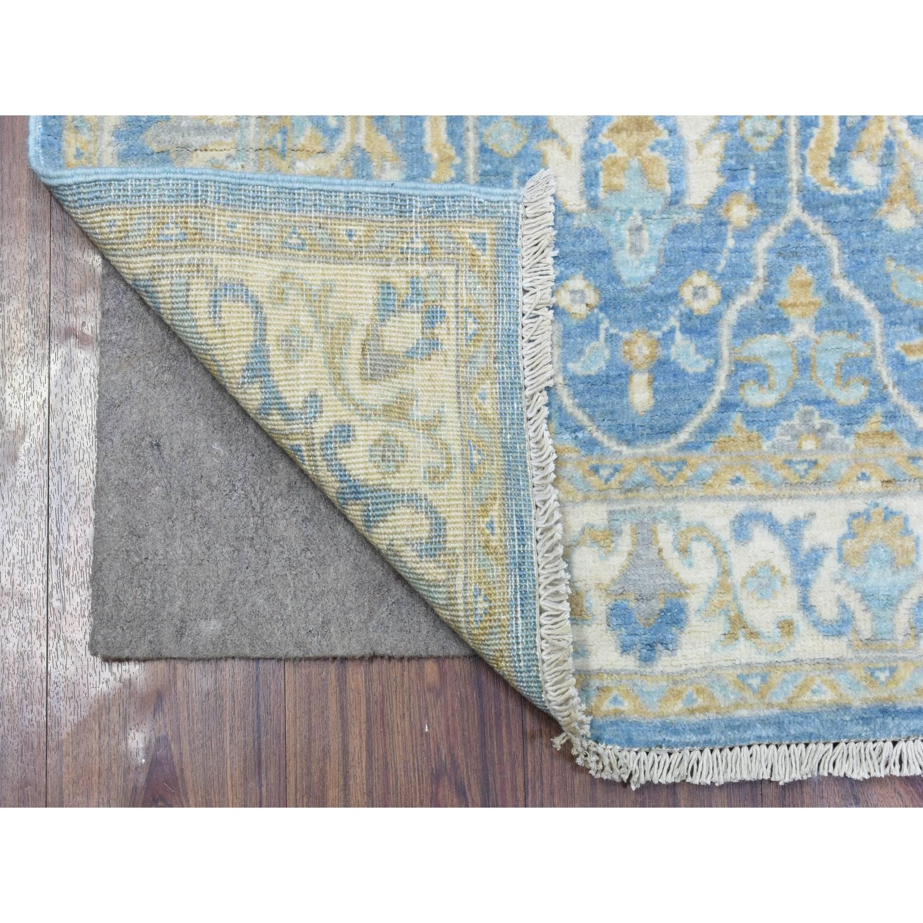 Dies ist eine wirklich echte one-of-a-kind Hellblau, Fein Peshawar mit Ziegler Mahal Design, natürliche Farben dicht gewebt, samtig Wolle handgeknüpft, Läufer Orientteppich. Es wurde monatelang in der jahrhundertealten Webtechnik geknüpft.
Primäre