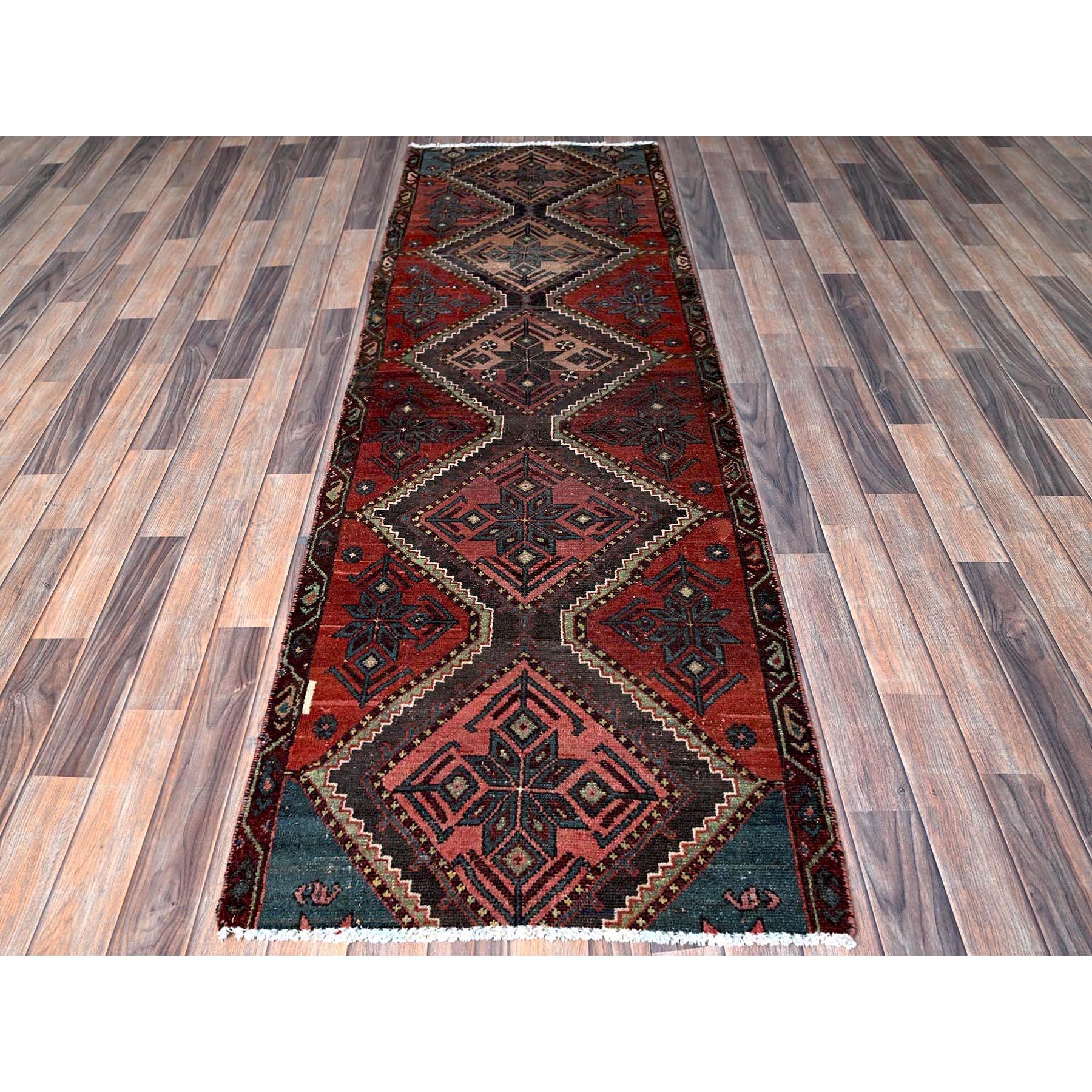 Scharlachrot, Vintage Persian Bakhtiar mit geometrischem Muster, dünn geschnitten, kein Flor, gleichmäßige Abnutzung, Seiten und Enden professionell gesichert, 100% Wolle, handgeknüpft, guter Zustand, Läufer, Orientteppich
Primäre MATERIALIEN: