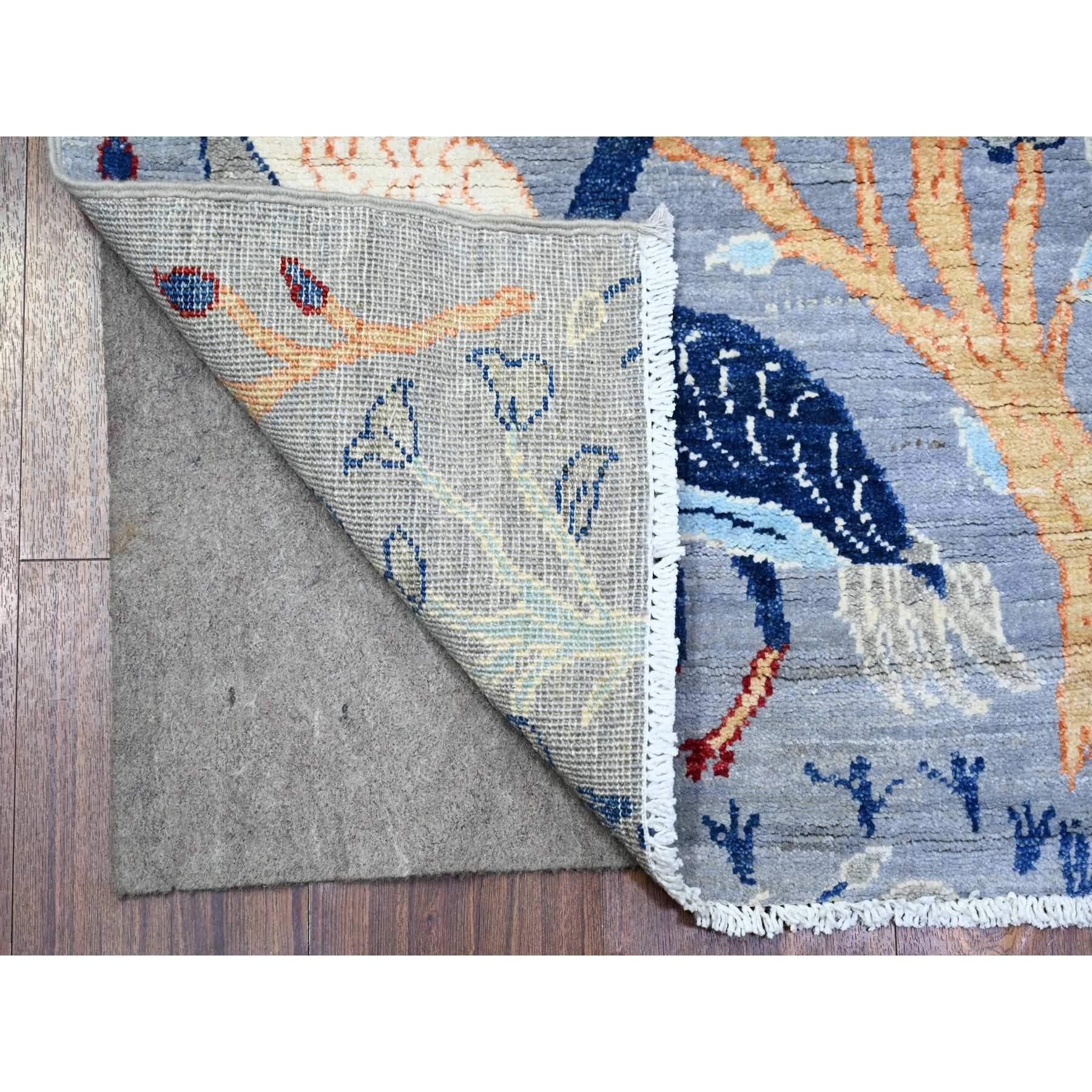 Dies ist eine wirklich echte one-of-a-kind afghanischen Peshawar mit Birds of Paradise Design, handgeknüpft, reine Wolle, Orientteppich. Es wurde monatelang von erfahrenen Kunsthandwerkern in jahrhundertealten Webtechniken geknüpft.
Primäre