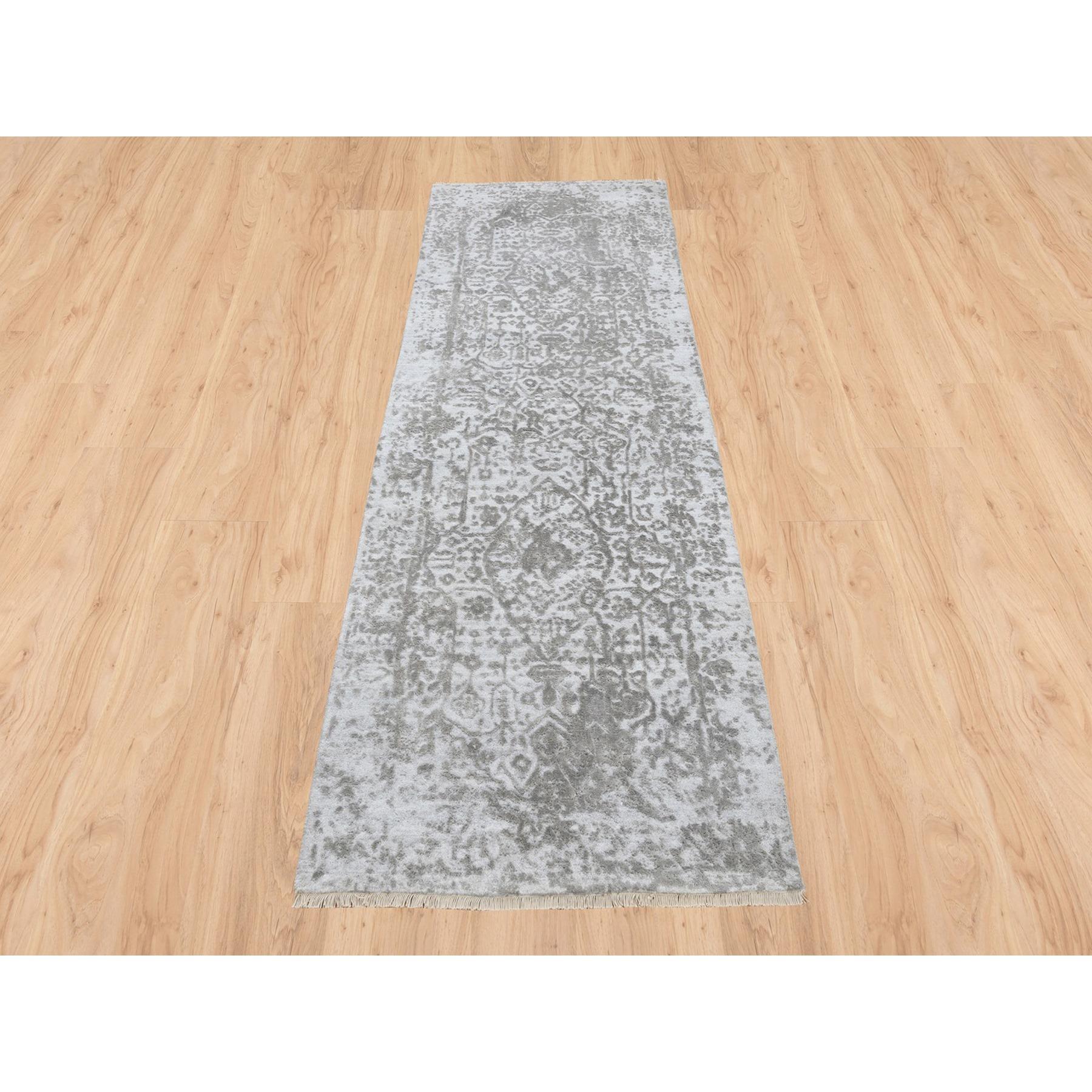 Il s'agit d'un véritable tapis de course oriental en laine et soie pure nouée à la main, au motif persan brisé ivoire. Il a été noué pendant des mois et des mois selon des techniques de tissage séculaires par des artisans experts.
Matériaux