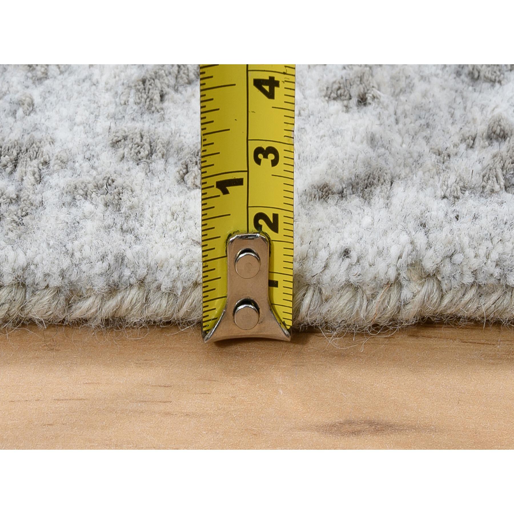 XXIe siècle et contemporain Tapis de course persan Broken Design noué à la main en laine et pure soie grise 2'7