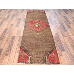 Tappeto da corridoio in lana annodata a mano, 2'7"x8', con motivo vintage zoroastriano raffigurante un uccello, colore marrone