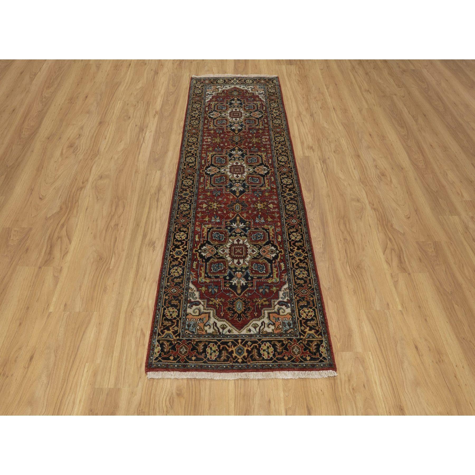 Kirschrot, handgesponnene Neuseeland-Wolle, handgeknüpft, antikisiertes feines Heriz-Revival, Medaillon-Design, weicher Flor, pflanzliche Farbstoffe, Läufer, Orientteppich <br /><br />Primäre MATERIALIEN: WolleLatex: NeinFlorhöhe: 0.25 InchesStil: