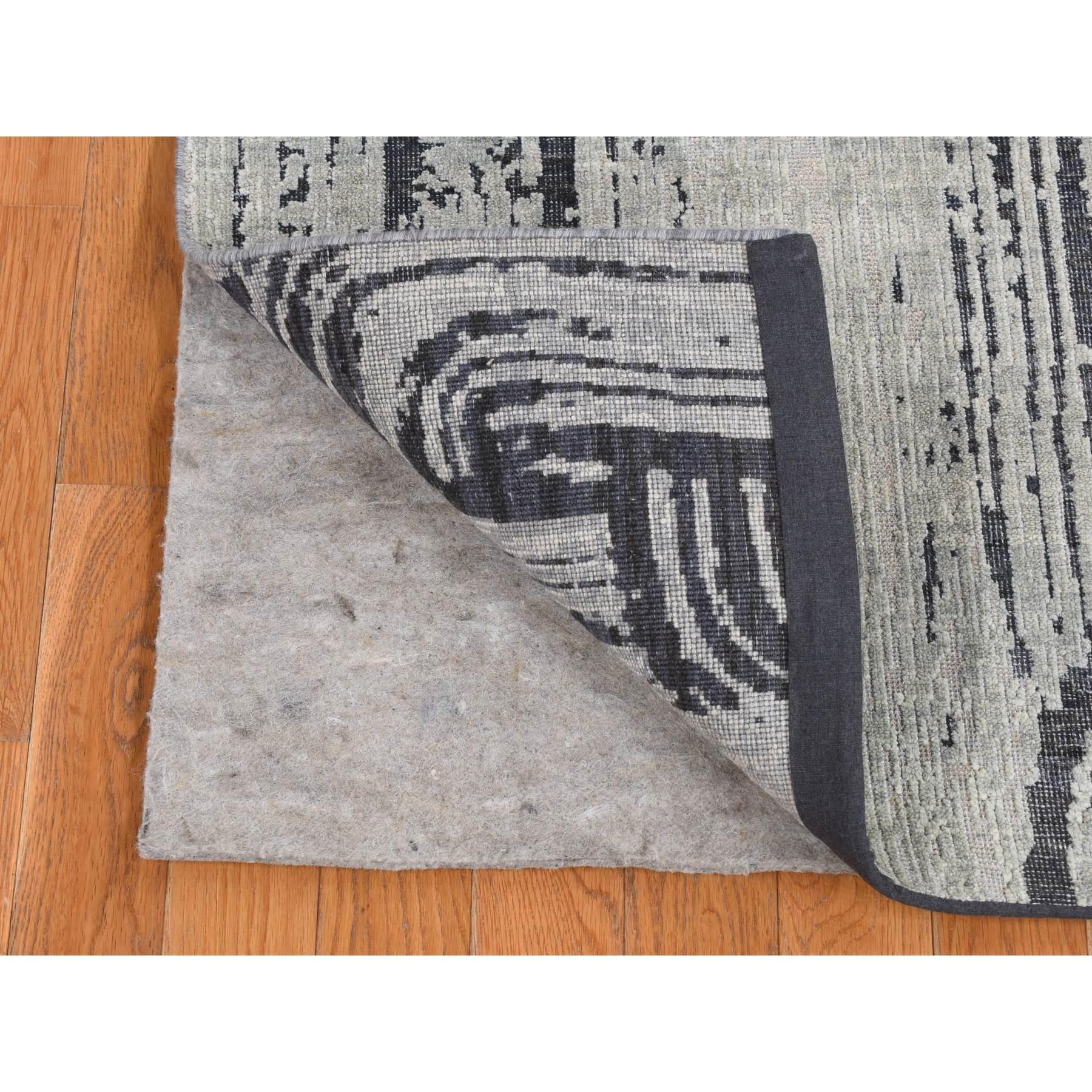 Gris Nube, Diseño El Bastón, Seda Pura con Lana Texturizada, Anudada a Mano, Alfombra Oriental Runner
Materiales primarios: Lana y seda
Látex: Sin pelo 
altura: 0,25 Pulgadas
Estilo: Transicional
Color principal: Gris
Colores secundarios: Negro,