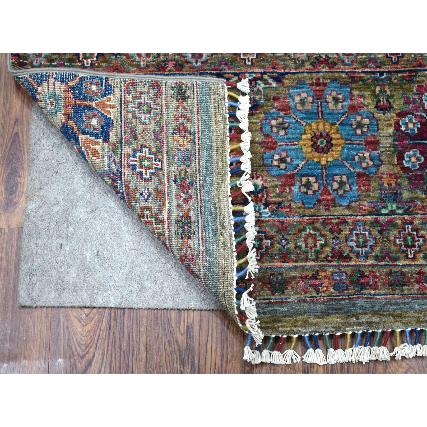Il s'agit d'un véritable tapis d'Orient Super Kazak Khorjin Design With Colorful Tassels Hand Knotted Vibrant Wool Runner Rug. Il a été noué pendant des mois et des mois selon des techniques de tissage séculaires par des artisans experts.
Matières