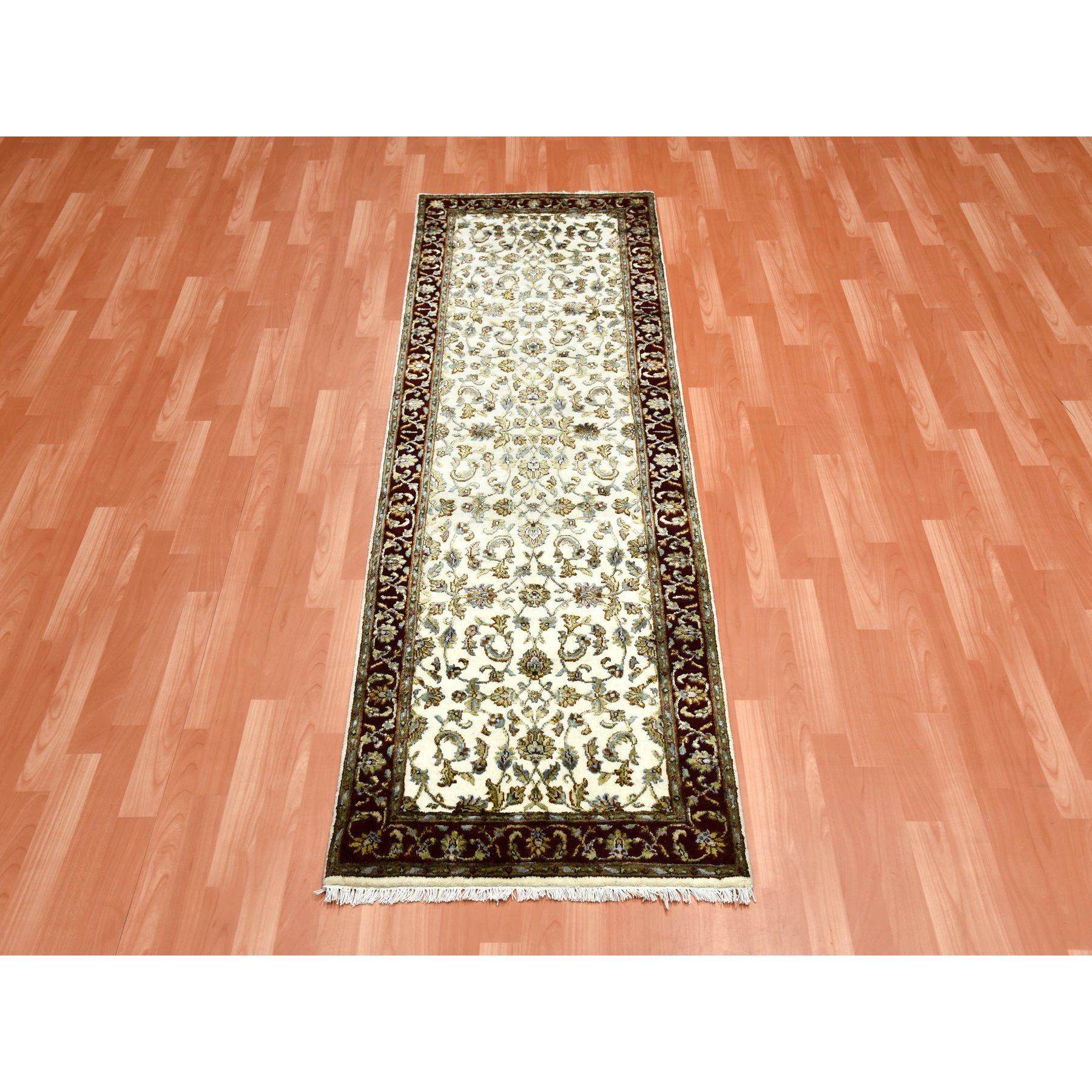 Ivoire, laine et soie noués à la main, Rajasthan avec motif de feuilles épais et pelucheux, tapis d'orient de course
Matériaux primaires : Laine et soie
Latex : Pas de poils 
hauteur : 0,25 pouces
Style : Traditionnel
Couleur primaire :