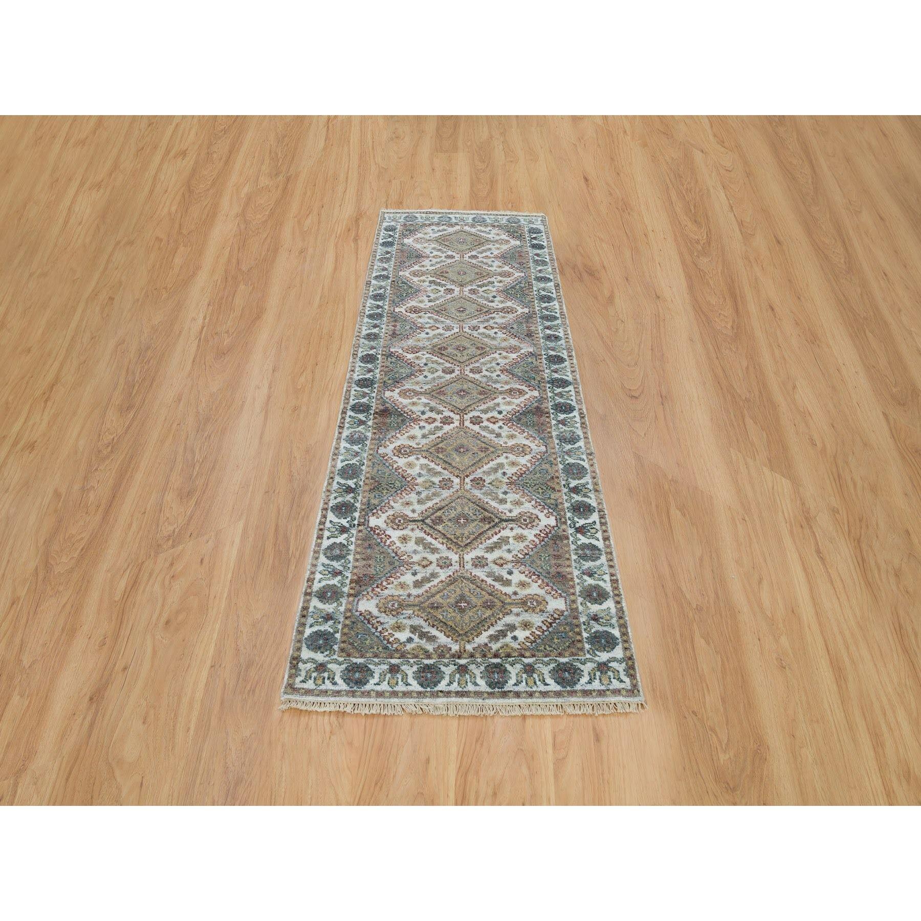 Si tratta di un autentico pezzo unico annodato a mano Shiraz Reimagined Unique Flower Rosettes Border Design, Tappeto orientale. È stato annodato per mesi e mesi con tecniche di tessitura secolari da esperti artigiani. Materiali primari: