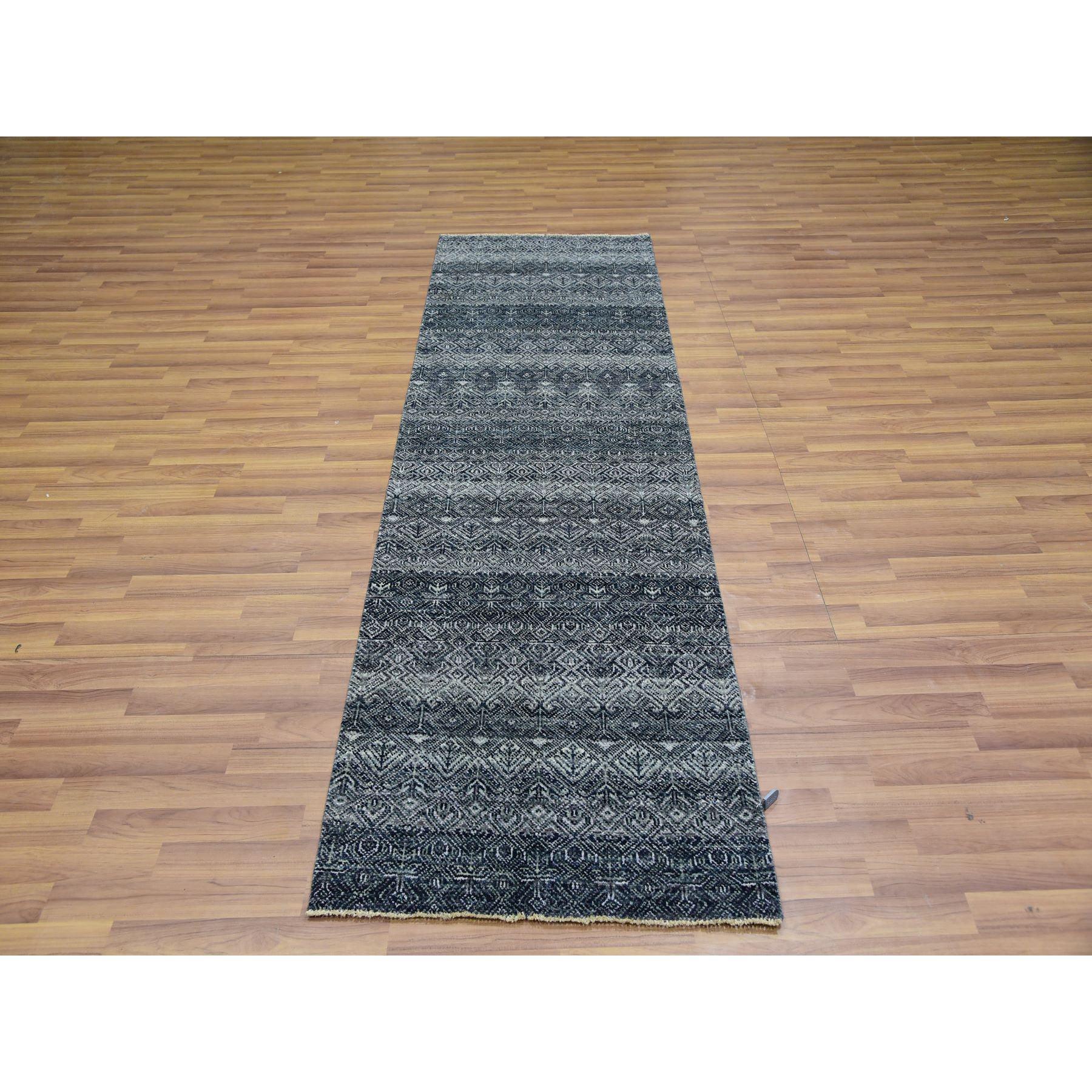 Si tratta di un autentico tappeto orientale in 100% lana felpata annodata a mano, Kohinoor Herat Small Design geometrico ripetitivo. È stato annodato per mesi e mesi con tecniche di tessitura secolari da esperti artigiani.
Materiali primari: