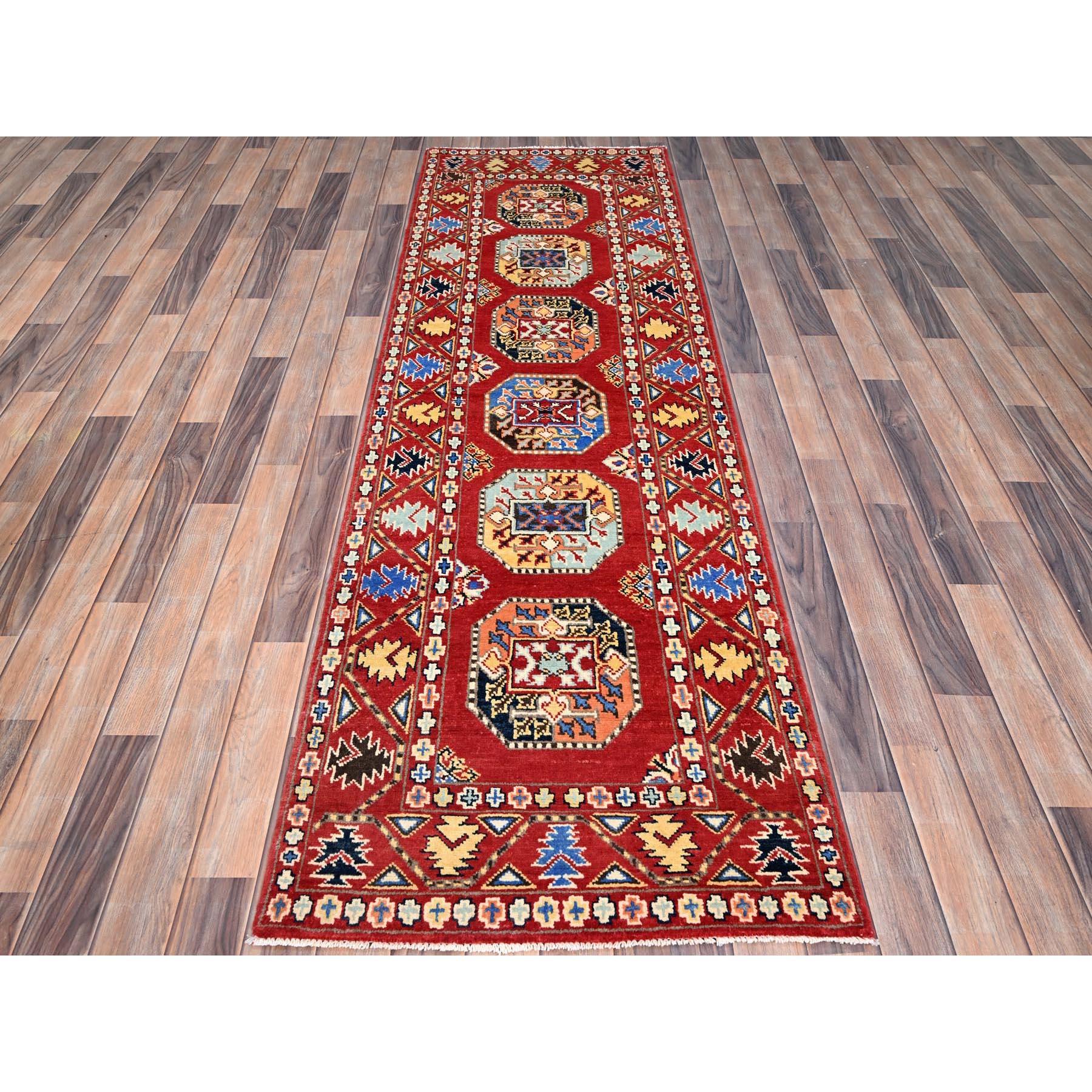 Il s'agit d'un véritable tapis d'Orient, noué à la main, en pure laine, Afghan Special Kazak avec Ersari Elephant Feet Design. Il a été noué pendant des mois et des mois selon des techniques de tissage séculaires par des artisans experts.
Matières
