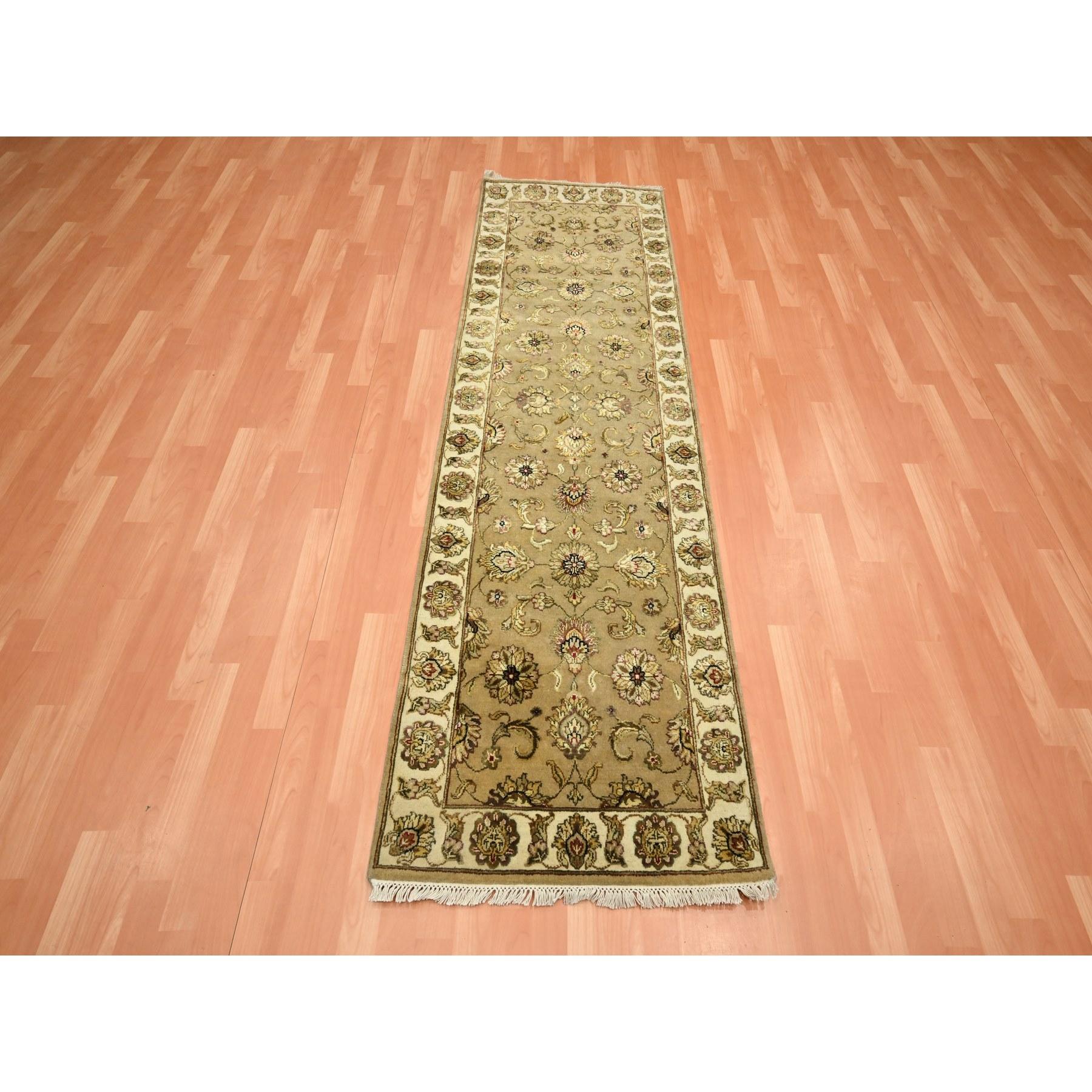 Ecru Brown, Rajasthan avec motif de feuilles, noué à la main, laine et soie, densément tissé, épais et pelucheux, chemin de table, tapis d'Orient
Matériaux primaires : Laine et soie
Latex : Pas de poils 
hauteur : 0,25 pouces
Style :