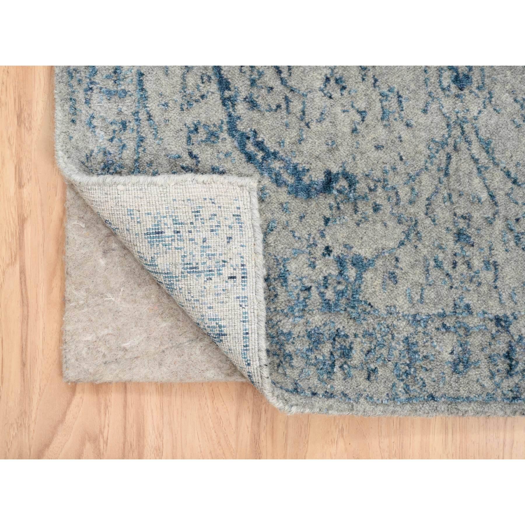 Medievale Tappeto Runner grigio in lana jacquard fine e seta vegetale, lavorato a mano in vendita