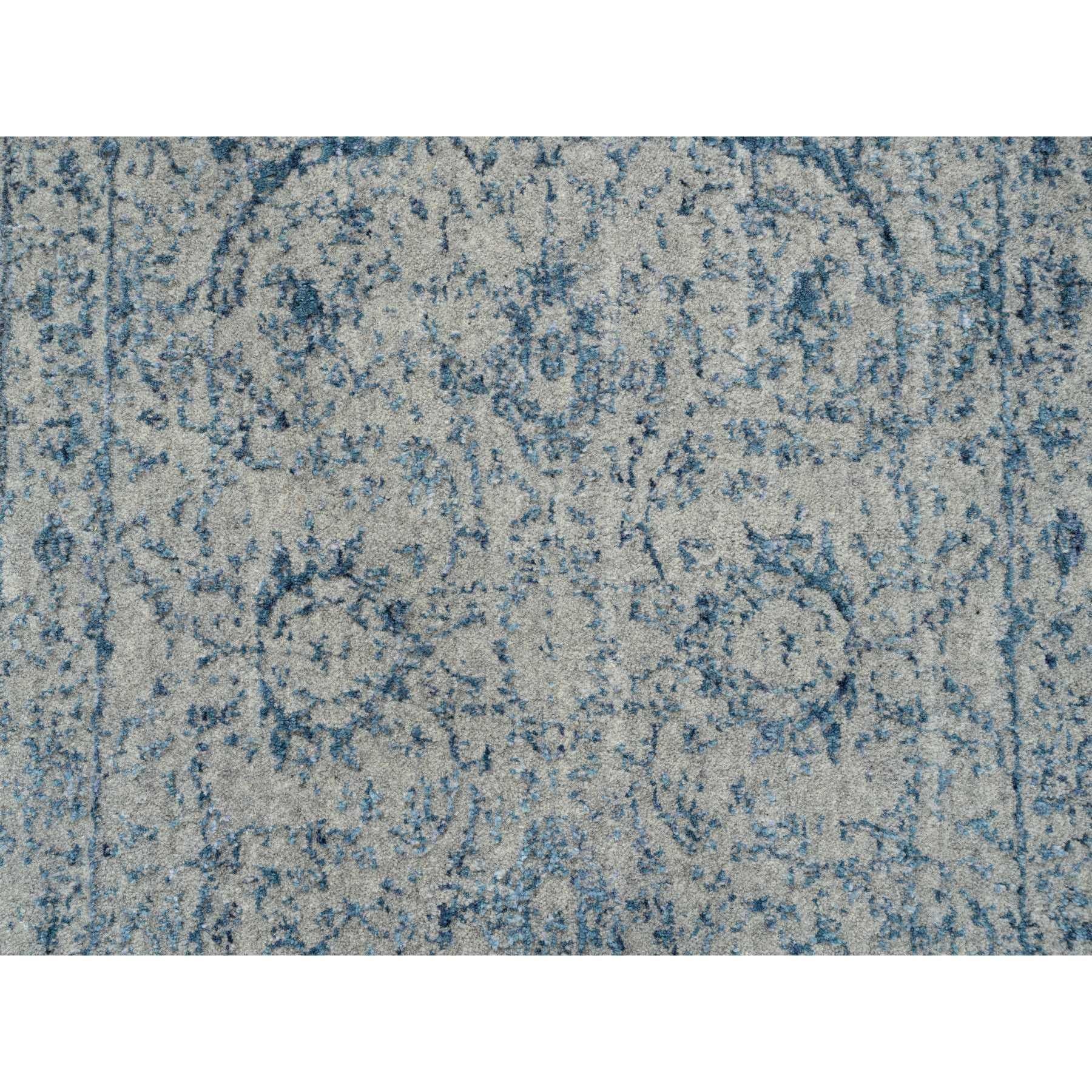 Annodato a mano Tappeto Runner grigio in lana jacquard fine e seta vegetale, lavorato a mano in vendita