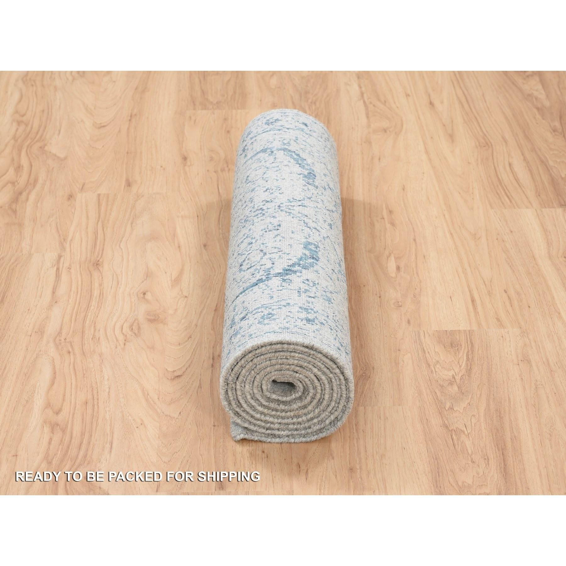 Tappeto Runner grigio in lana jacquard fine e seta vegetale, lavorato a mano In condizioni Nuovo in vendita a Carlstadt, NJ