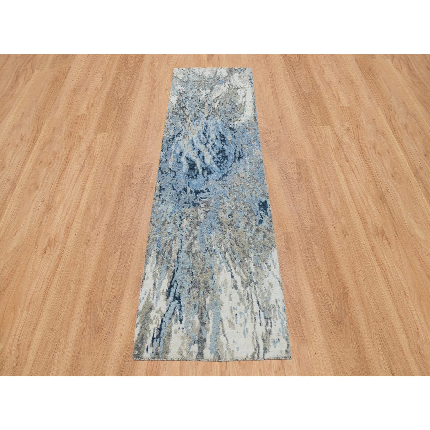 Grau und Blau, Abstraktes Design Hi-Low Pile, Wolle und Seide Handgeknüpft, Läufer Orientteppich
Primäre MATERIALIEN: Wolle & Seide
Latex: Kein Flor 
Höhe: 0,25 Zoll
Stil: Transitional
Grundfarbe: Grau
Sekundärfarben: Elfenbein, Hellblau, Taupe,