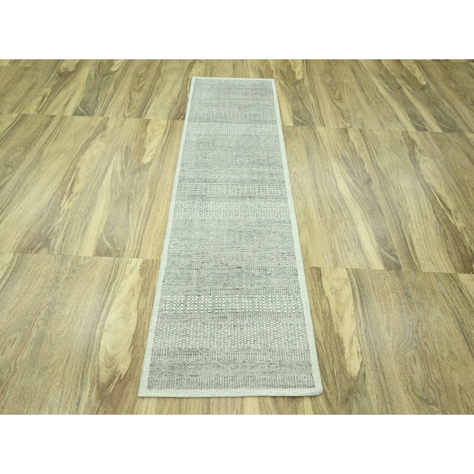 Grigio Mirage, annodato a mano, 100% lana, design ossidato e invecchiato con orditi a vista, runner, tappeto orientale
Materiali primari: Lana
Lattice: No Pile 
altezza: 0,25 pollici
Stile: Contemporaneo
Colore primario: Grigio
Colori secondari: