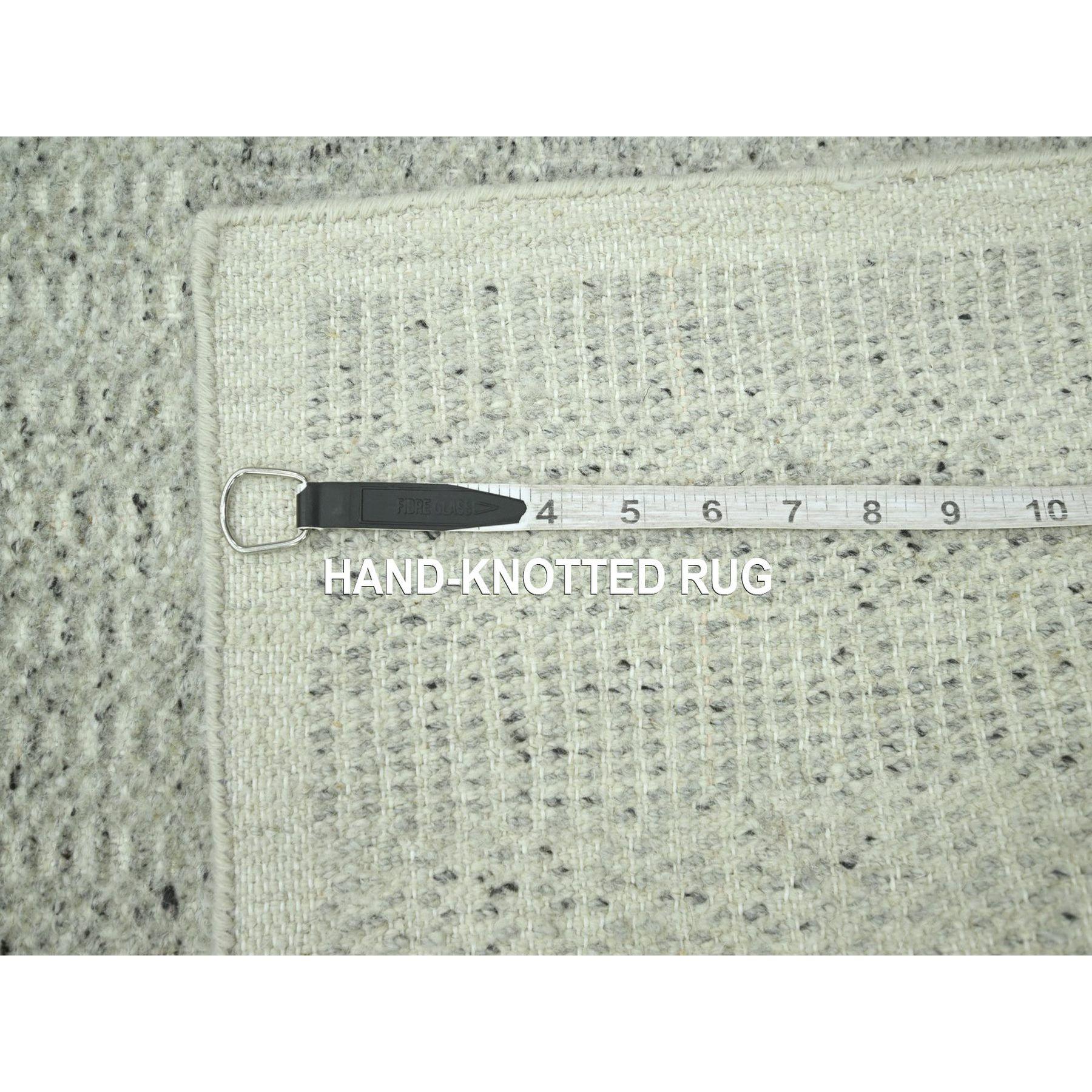 Tappeto Runner in lana annodata a mano con disegno dell'erba grigio ossidato e invecchiato 2'7 