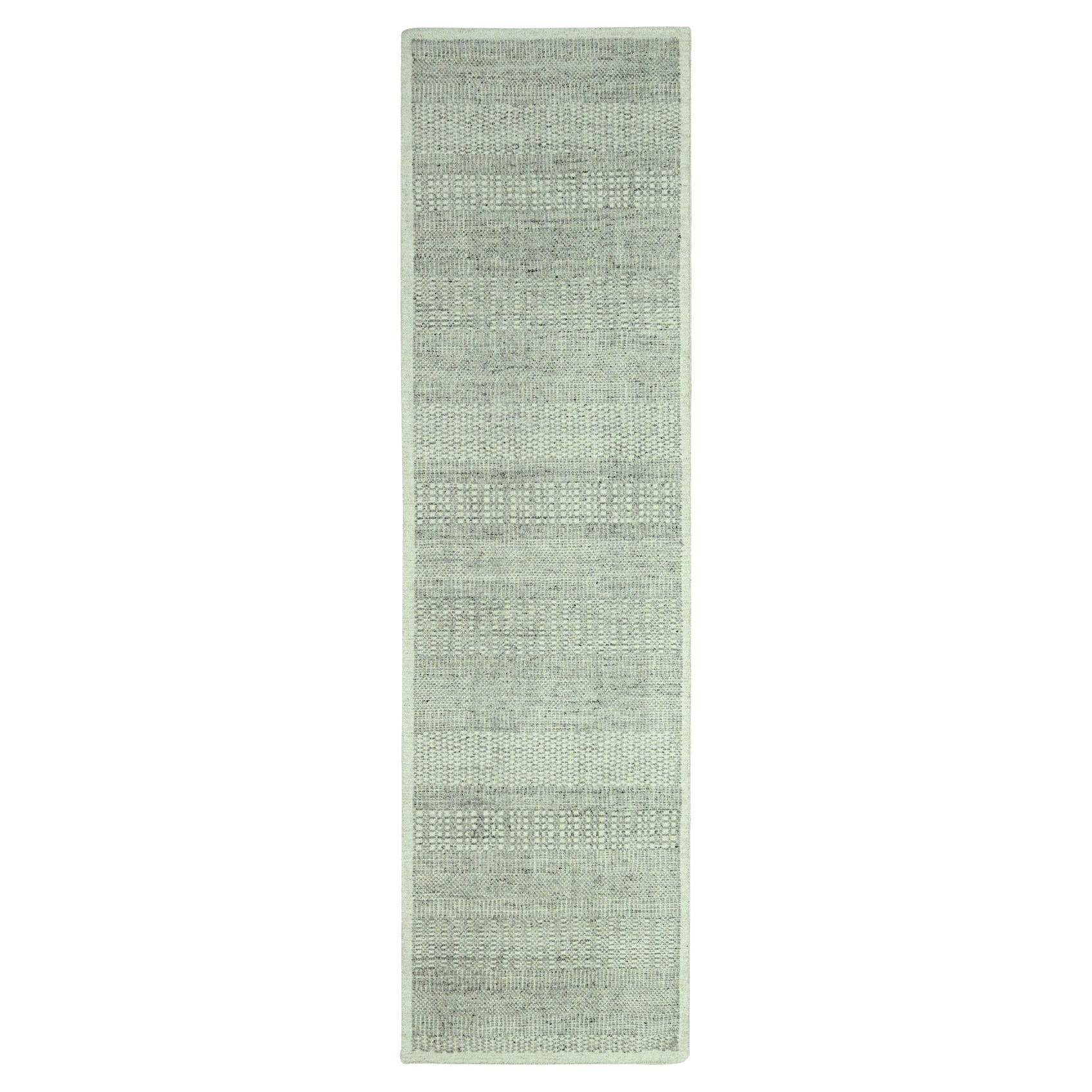 Tappeto Runner in lana annodata a mano con disegno dell'erba grigio ossidato e invecchiato 2'7 "x8'1" in vendita