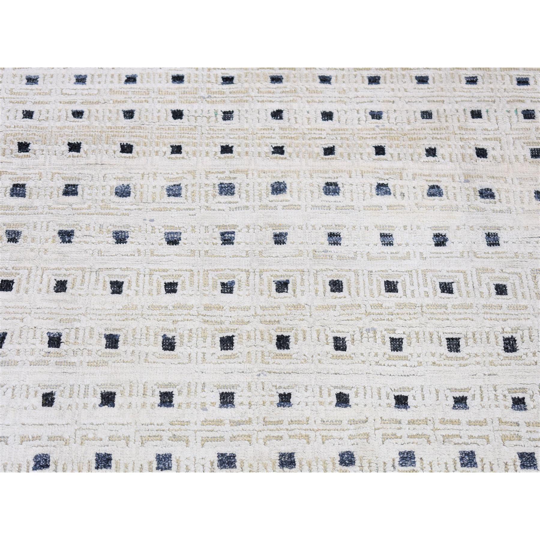 Il s'agit d'un véritable tapis d'Orient en ivoire, pure soie et laine texturée, noué à la main, moderne avec un design carré. Il a été noué pendant des mois et des mois selon des techniques de tissage séculaires par des artisans experts.
Matériaux