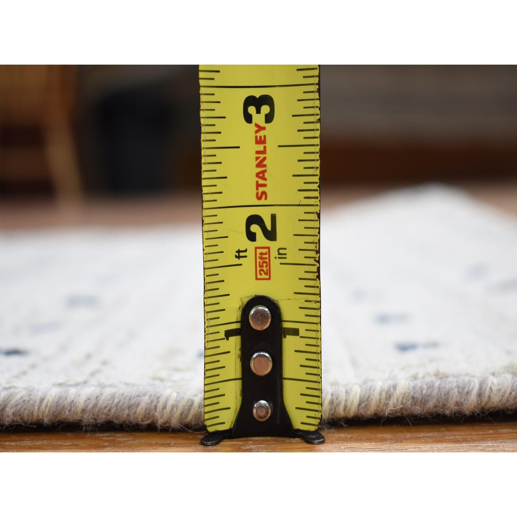 Indien Tapis de couloir ivoire en pure soie avec carrés noués à la main de 2'7