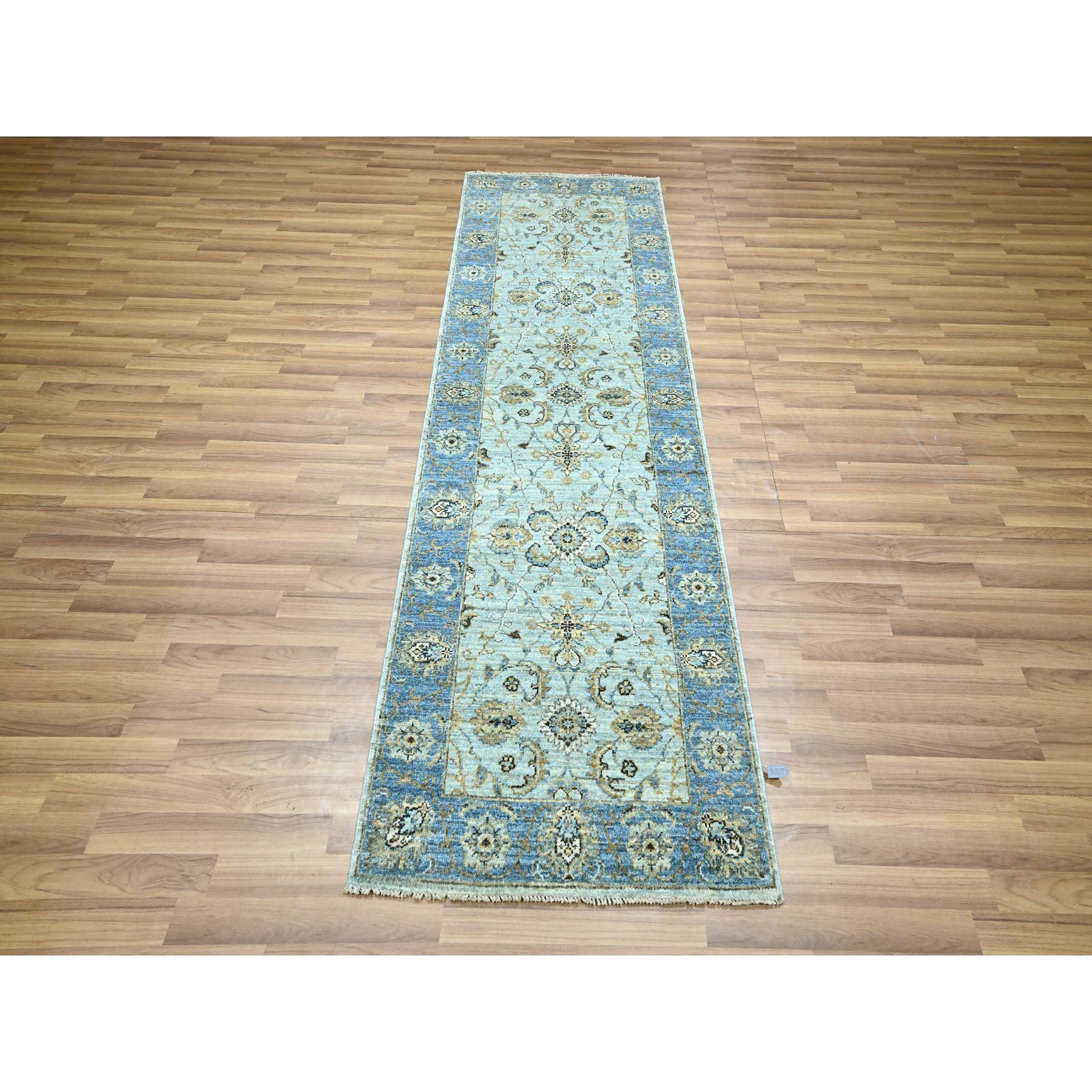 Puderblau, All Over Shah Abbas Blumenmuster, Pflanzenfarben, Dichtere Webart, Agra, Natürliche Wolle, Handgeknüpft, Läufer, Orientteppich
Primäre MATERIALIEN: Wolle
Latex: Kein Flor 
Höhe: 0,25 Zoll
Stil: Transitional
Grundfarbe: Blau
Sekundäre