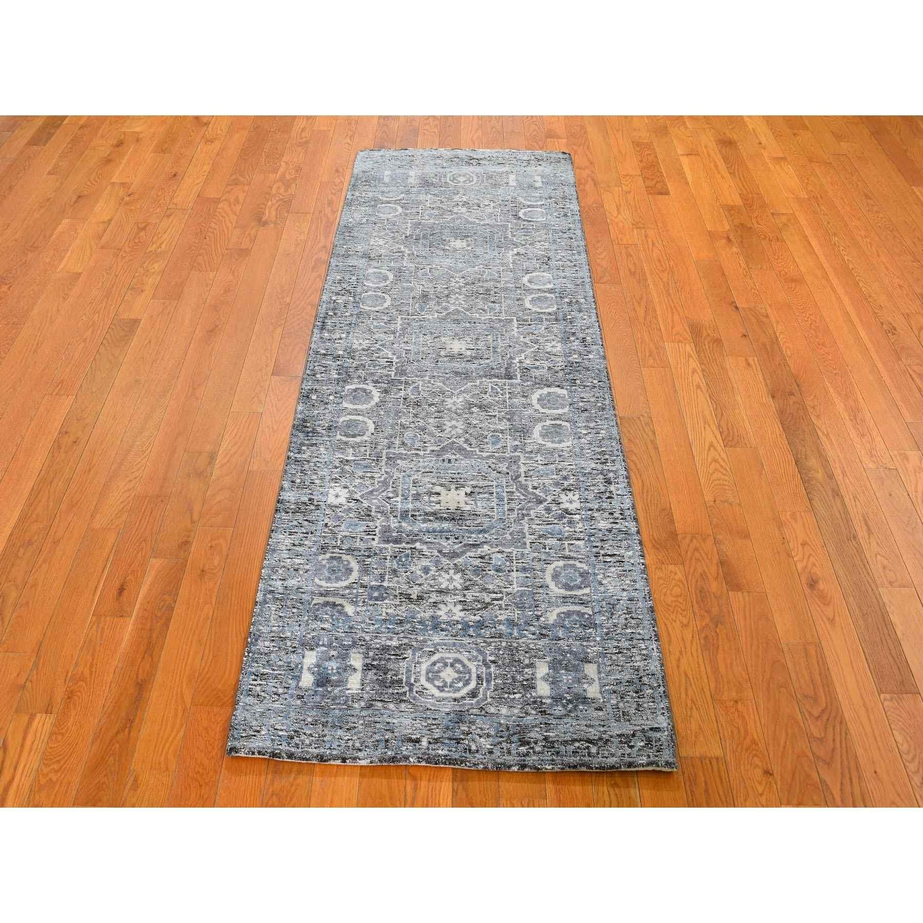 Se trata de una auténtica alfombra de pasillo de diseño mameluco de seda y lana texturizada de pelo bajo. Ha sido anudada durante meses y meses en las centenarias técnicas artesanales del tejido persa por expertos artesanos.
Materiales primarios:
