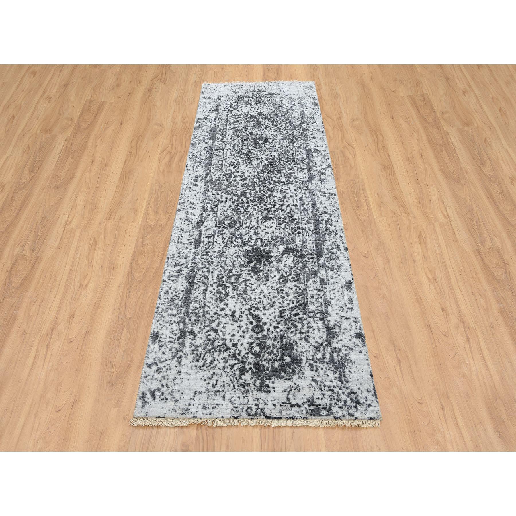 Grauer handgeknüpfter Läufer aus Wolle und reiner Seide im gebrochenen persischen Design Orientteppich
Primäre MATERIALIEN: Wolle und reine Seide
Latex: Kein Flor  
Höhe: 0,25 Zoll
Stil: Transitional
Grundfarbe: Grau
Sekundäre Farben: Charcoal