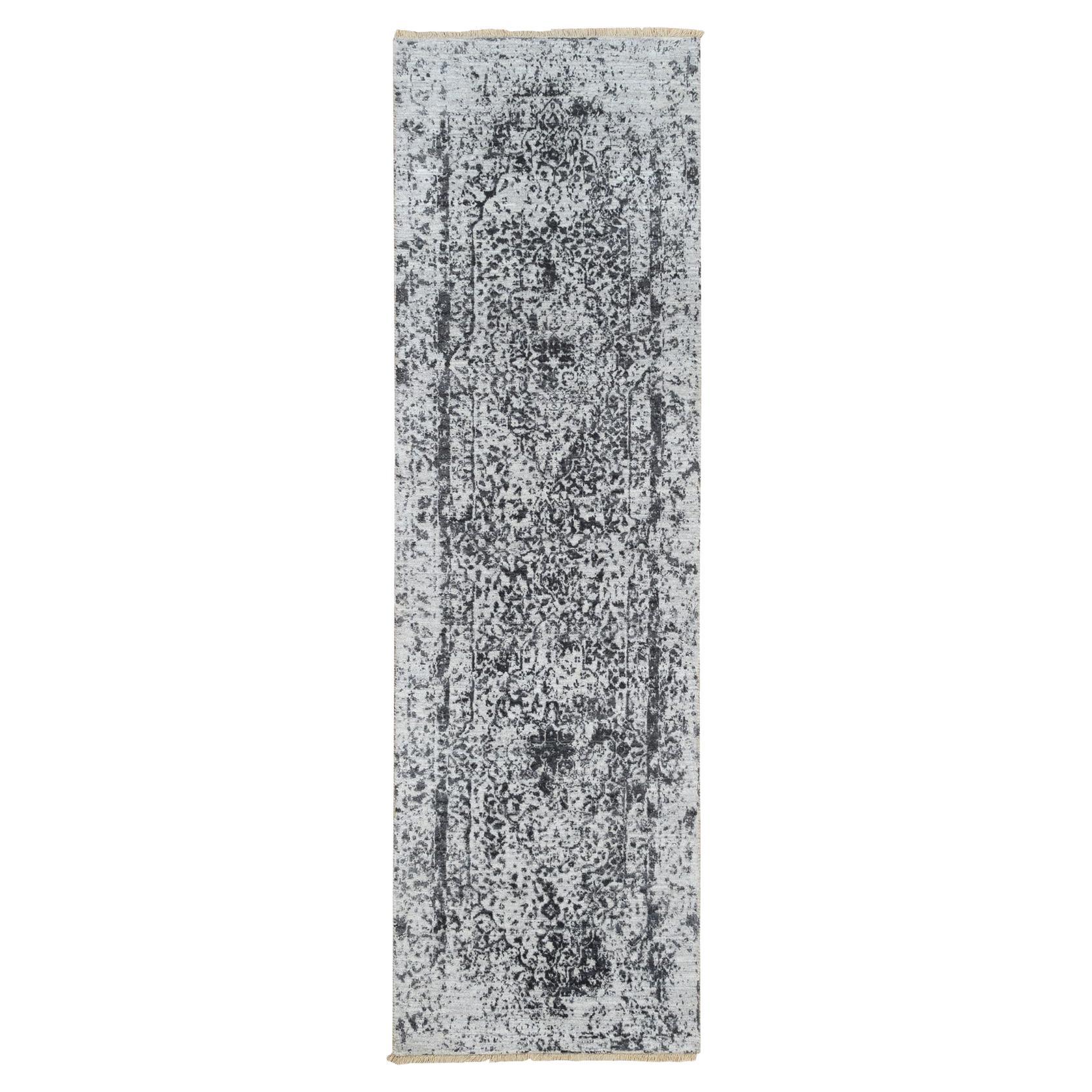 2'7"x8'2" Grauer handgeknüpfter Läufer aus Wolle und reiner Seide im persischen Design mit Brokenmuster