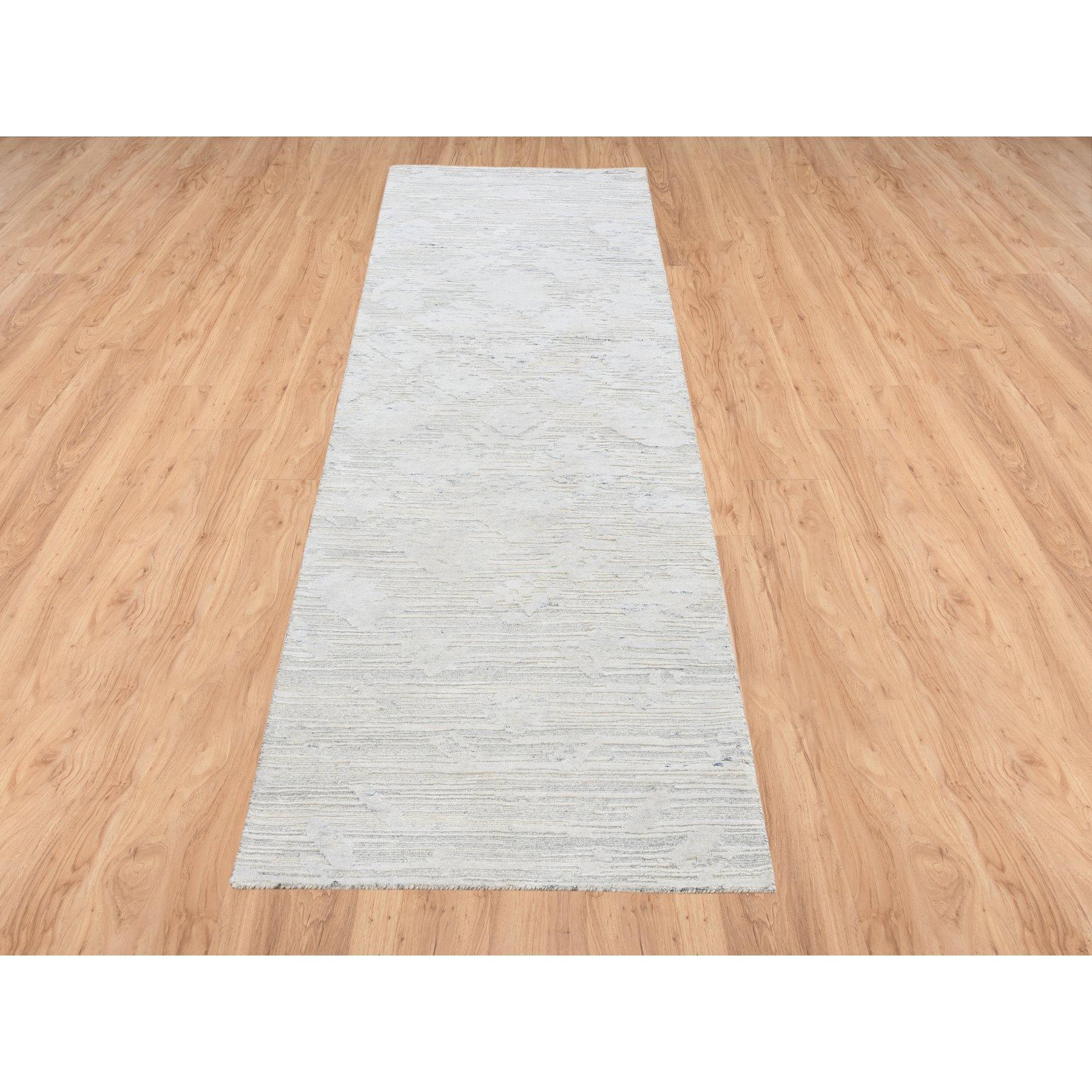 Si tratta di un autentico esemplare unico di Tappeto orientale moderno Runner in lana naturale filata a mano e non colorata di colore grigio chiaro. È stato annodato per mesi e mesi con tecniche di tessitura secolari da esperti artigiani.
Materiali
