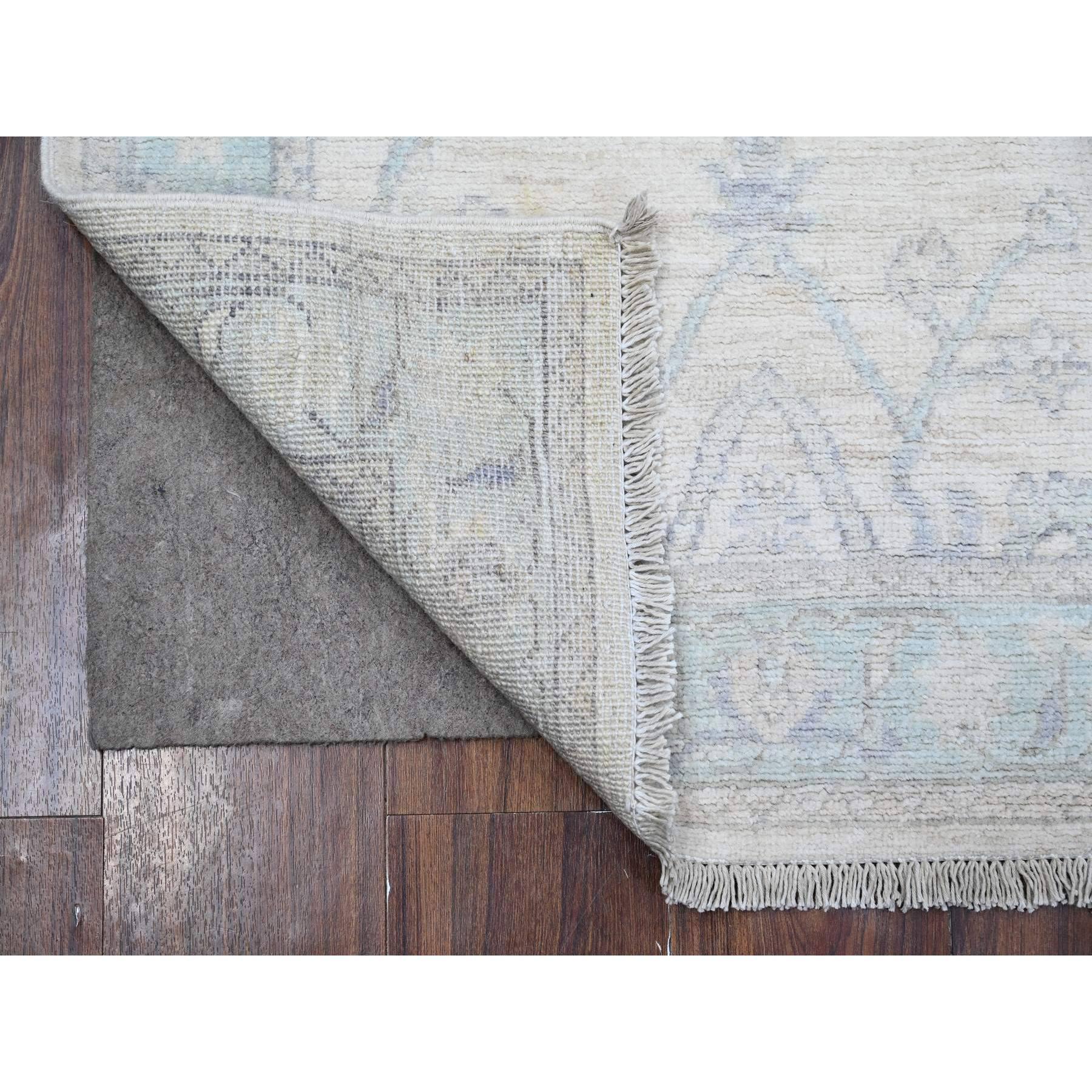 Dies ist eine wirklich echte one-of-a-kind Washed Out Peshawar All Over Design, handgeknüpft, reine Wolle, Orientteppich. Es wurde monatelang von erfahrenen Kunsthandwerkern in jahrhundertealten Webtechniken geknüpft.
Primäre MATERIALIEN: Wolle