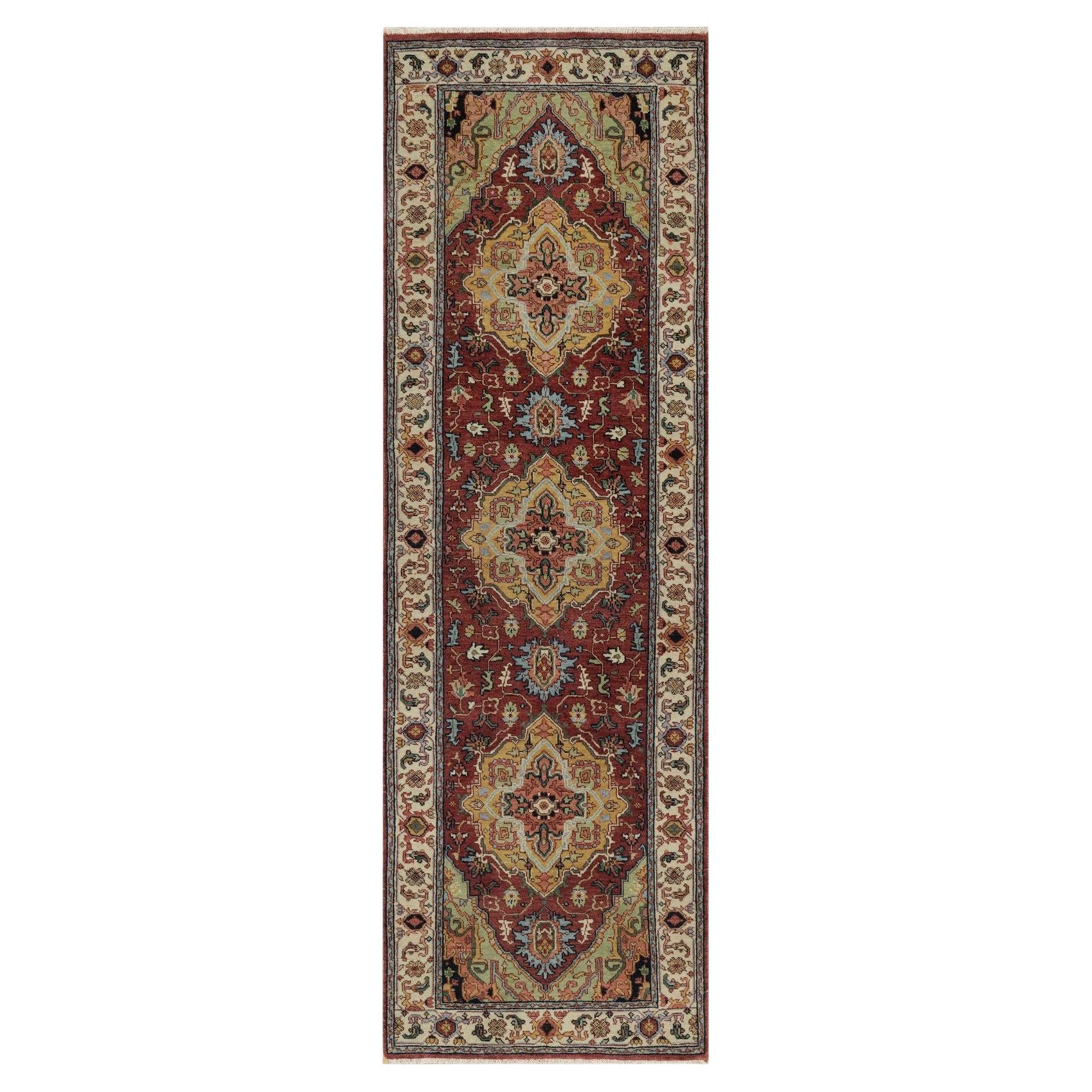 2
7 "x8
2" Rouge antique Heriz Recreation Tapis de course en laine néo-zélandaise nouée à la main en vente