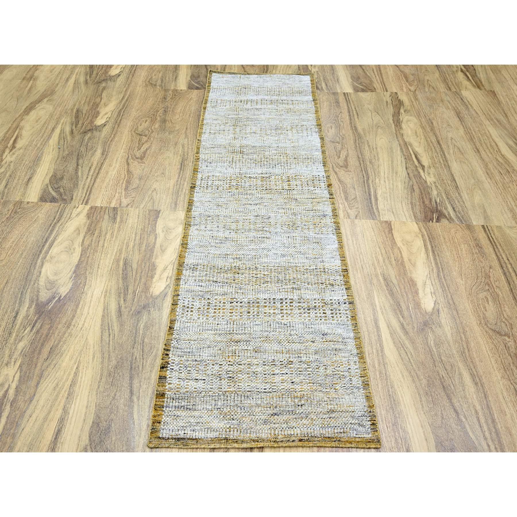 Bianco polvere con pepite d'oro, annodato a mano, design ossidato e invecchiato con orditi a vista, 100% lana, Runner, Tappeto orientale
Materiali primari: Lana
Lattice: No Pile 
altezza: 0,25 pollici
Stile: Contemporaneo
Colore primario: